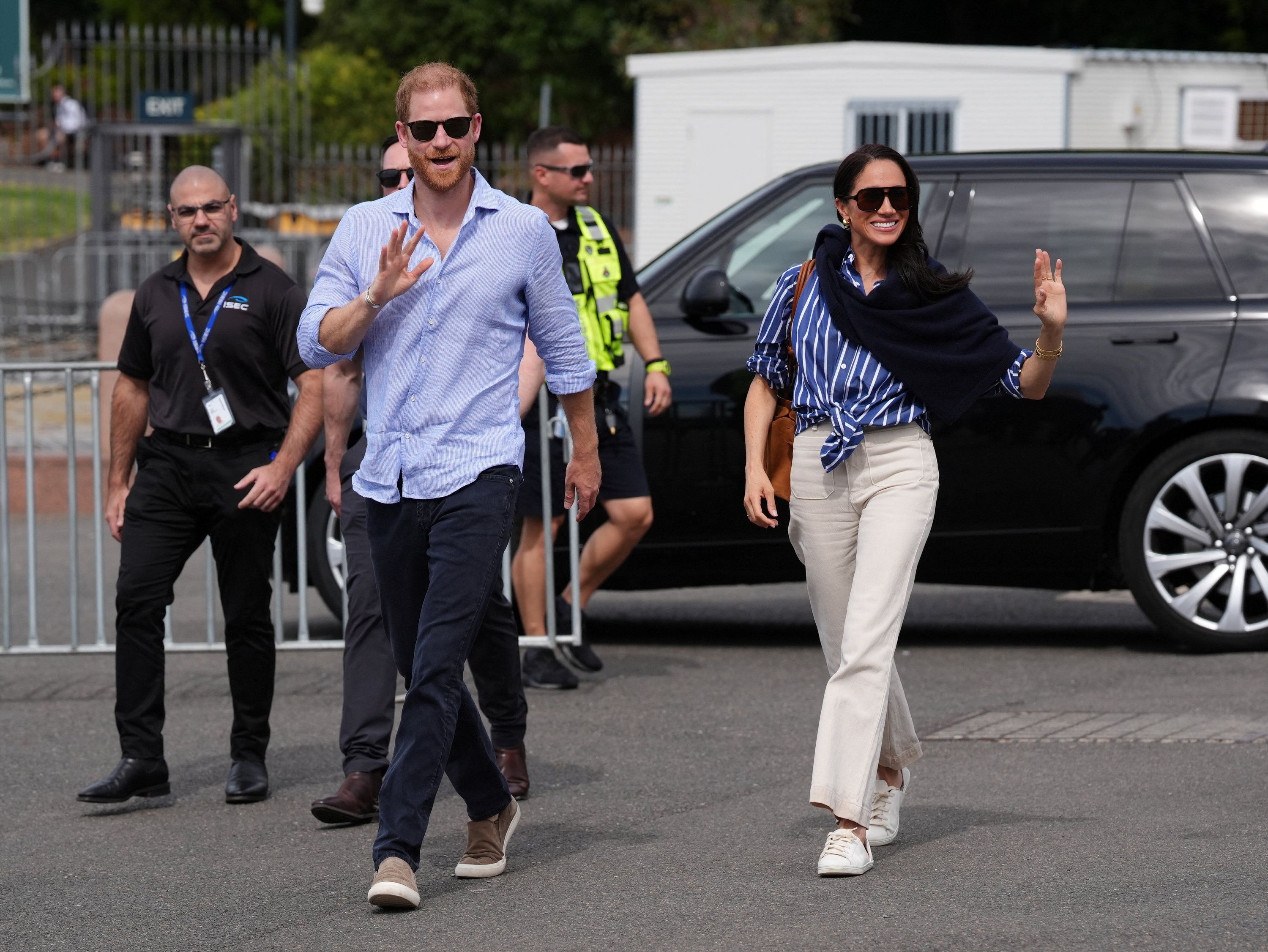 Die Sussexes sind mit ihren Kindern in England angekommen. Im Palast sorgt die plötzliche Rückkehr für Verblüffung.
