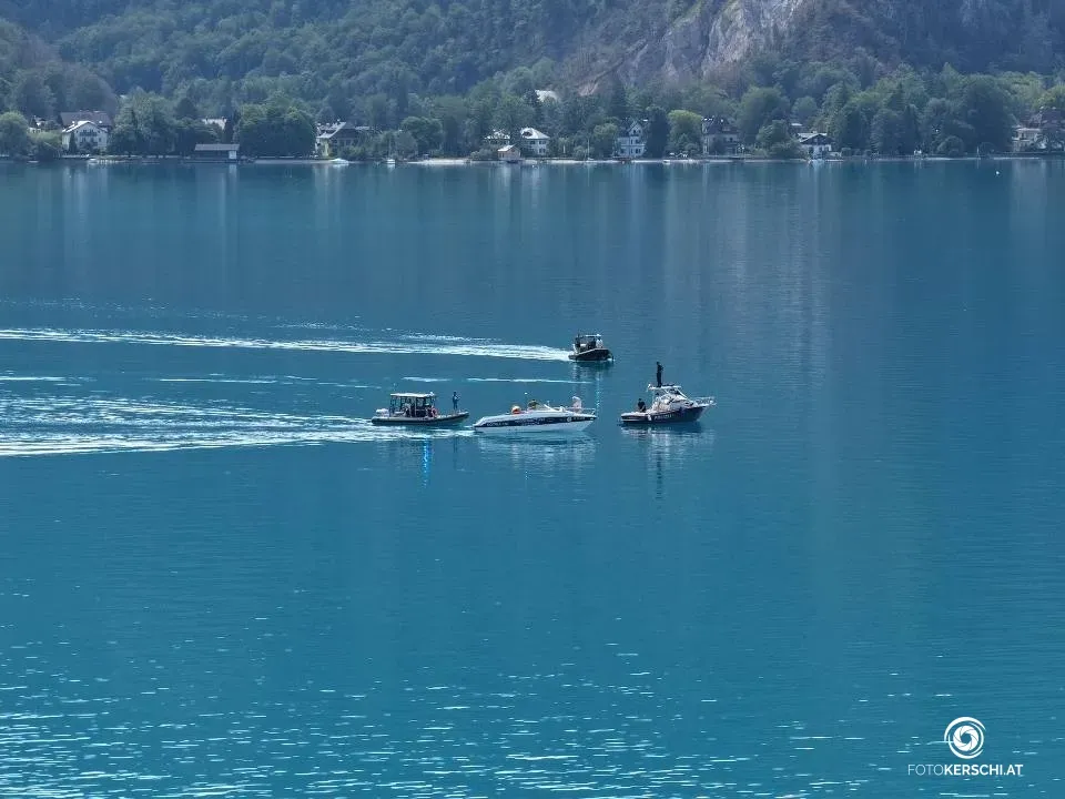 Nach dem Flugzeugabsturz wird der Attersee seit dem späten Vormittag fieberhaft abgesucht.