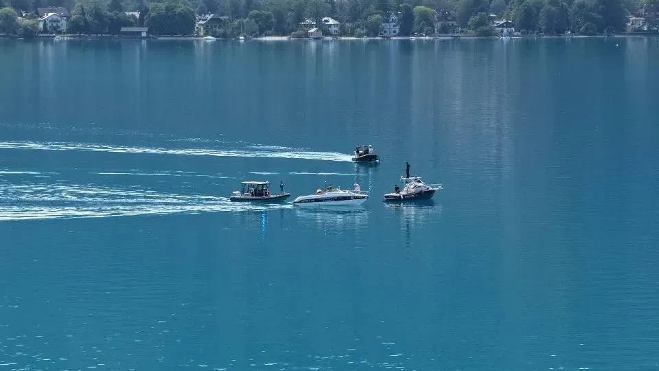 Nach dem Flugzeugabsturz wird der Attersee seit dem späten Vormittag fieberhaft abgesucht.