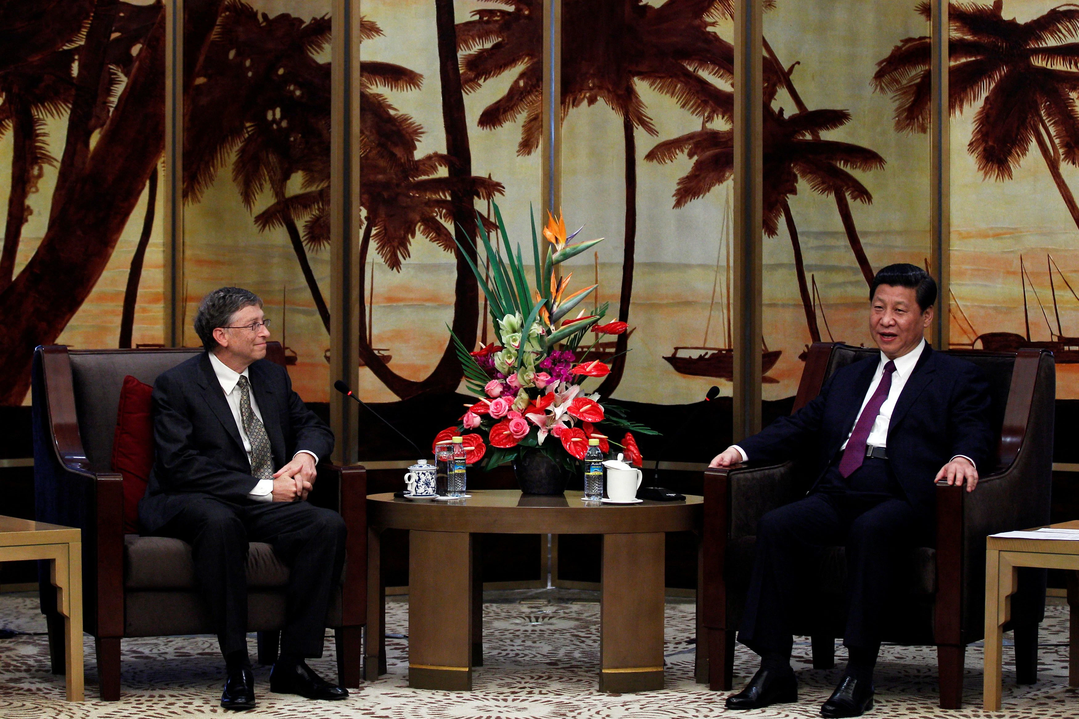 Gates und Chinas Präsident Xi Jinping beim Boao Forum for Asia 2013: Der Microsoft-Gründer wird im November wieder nach China reisen, um mit Xi über globale KI-Regeln zu sprechen