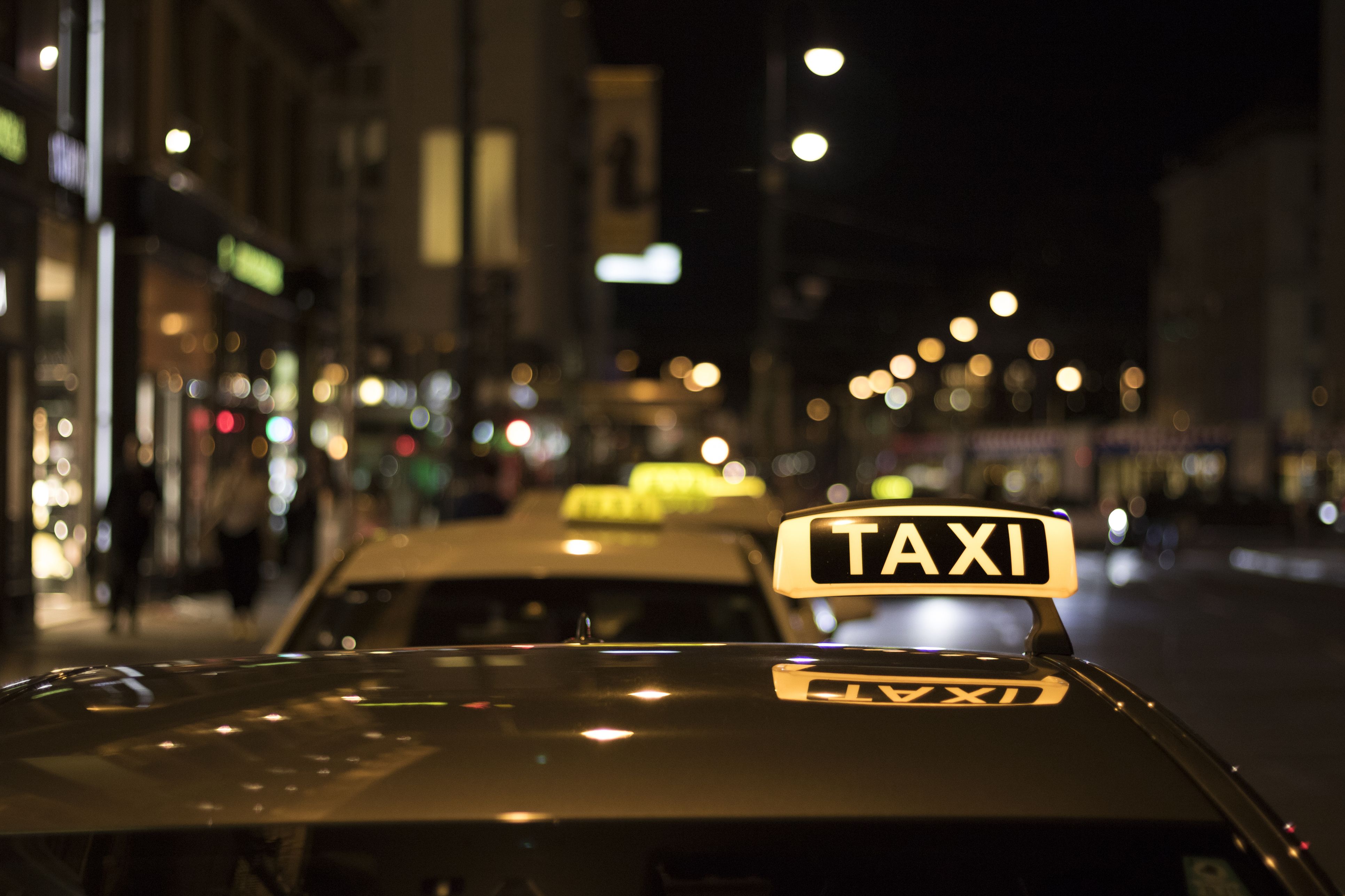 Heute.at - Polizei stoppt Taxler – dann fliegt Fake-Ausweis auf