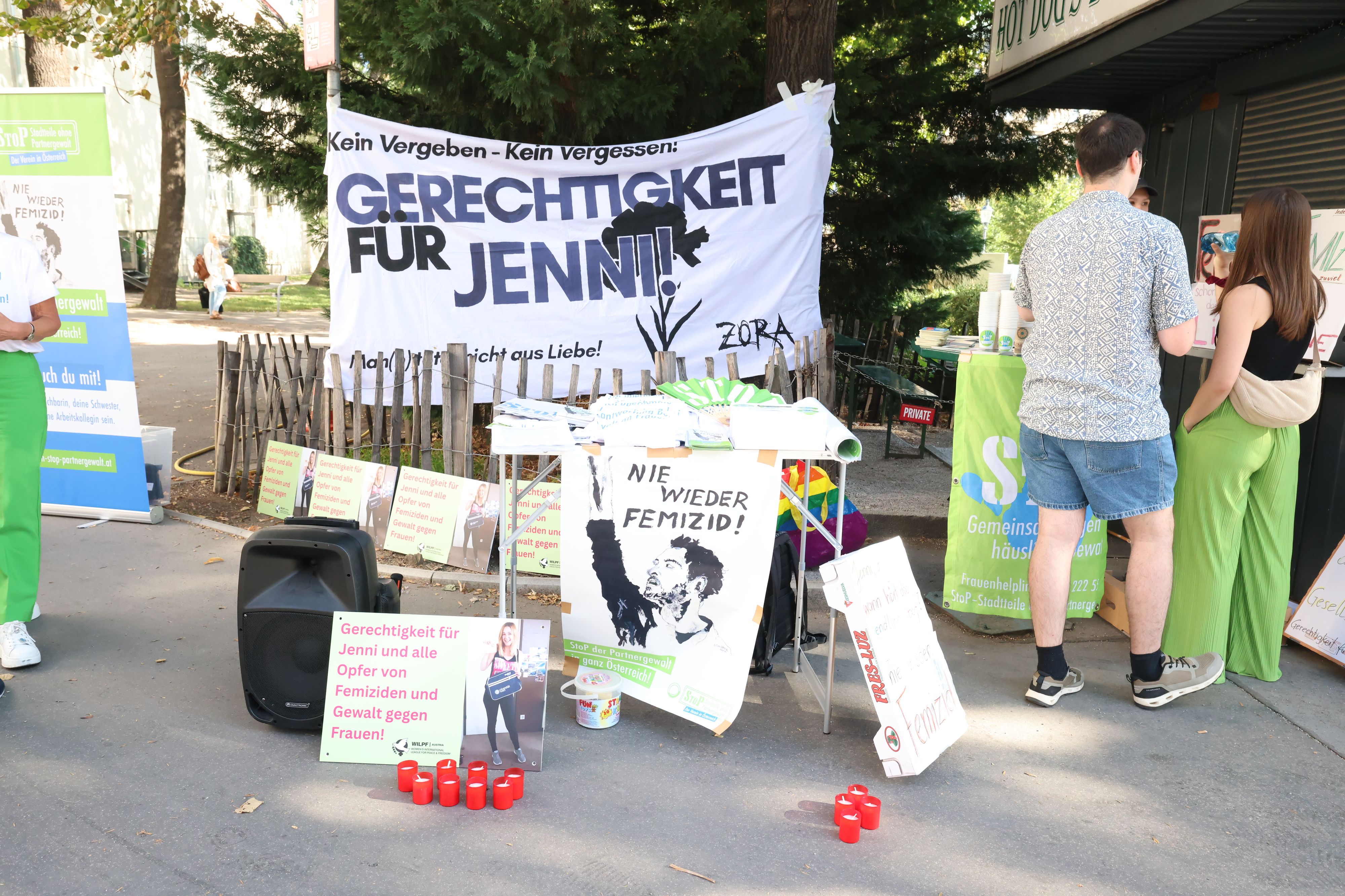 Für Femizid-Opfer Jenni wurde beim Wiener Straflandesgericht eine Mahnwache abgehalten.