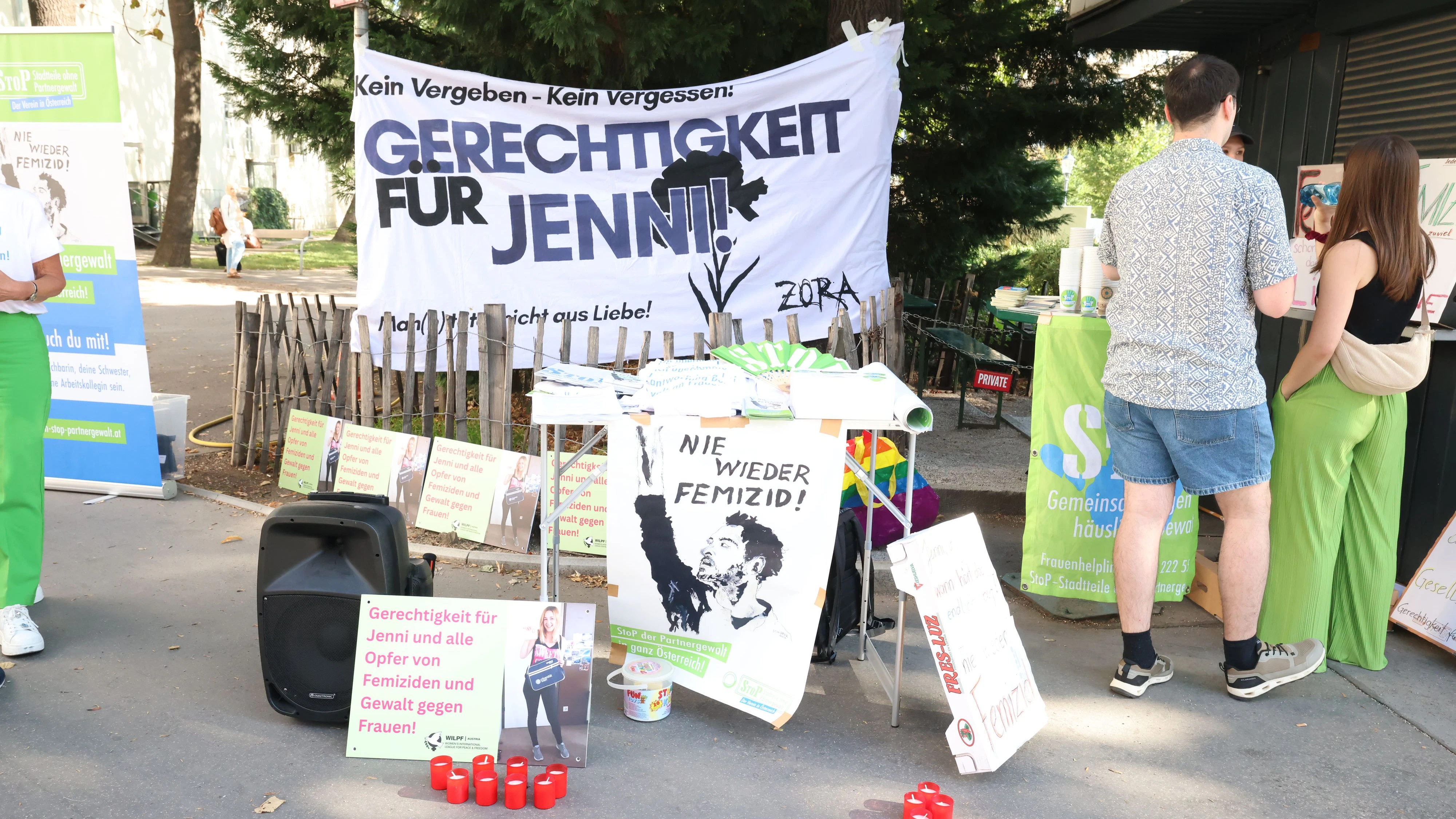 Mahnwache gegen Femizide vor dem Landl in Wien. 