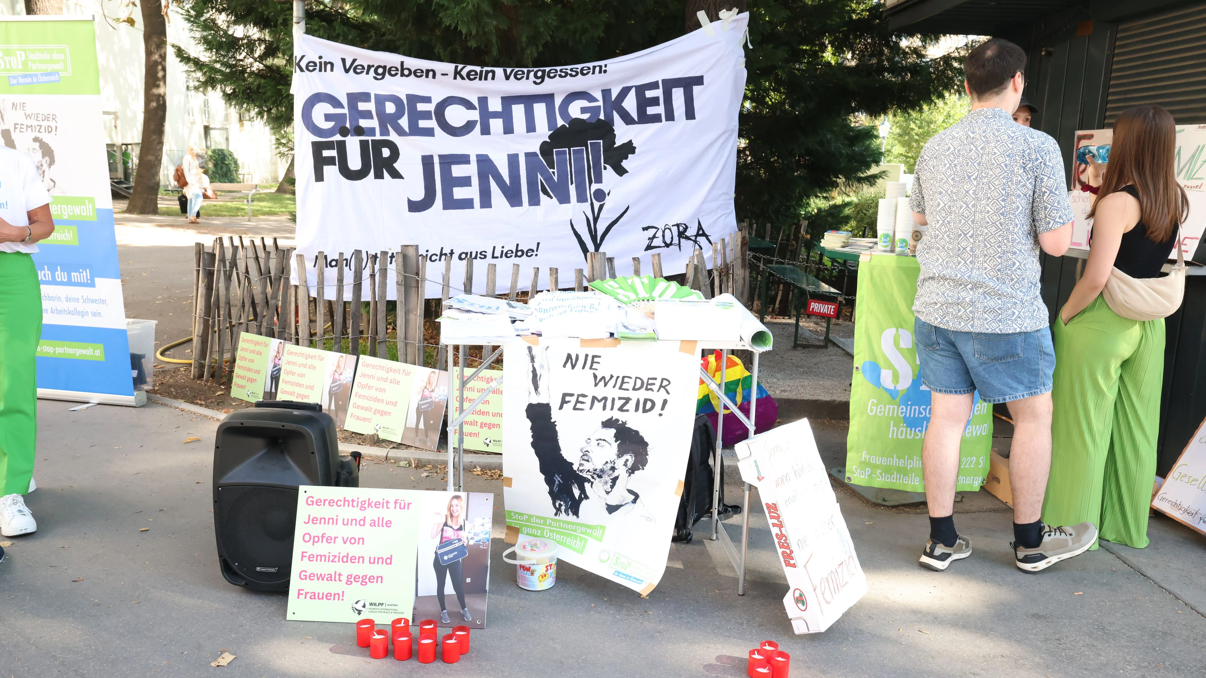 Mahnwache gegen Femizide vor dem Landl in Wien. 
