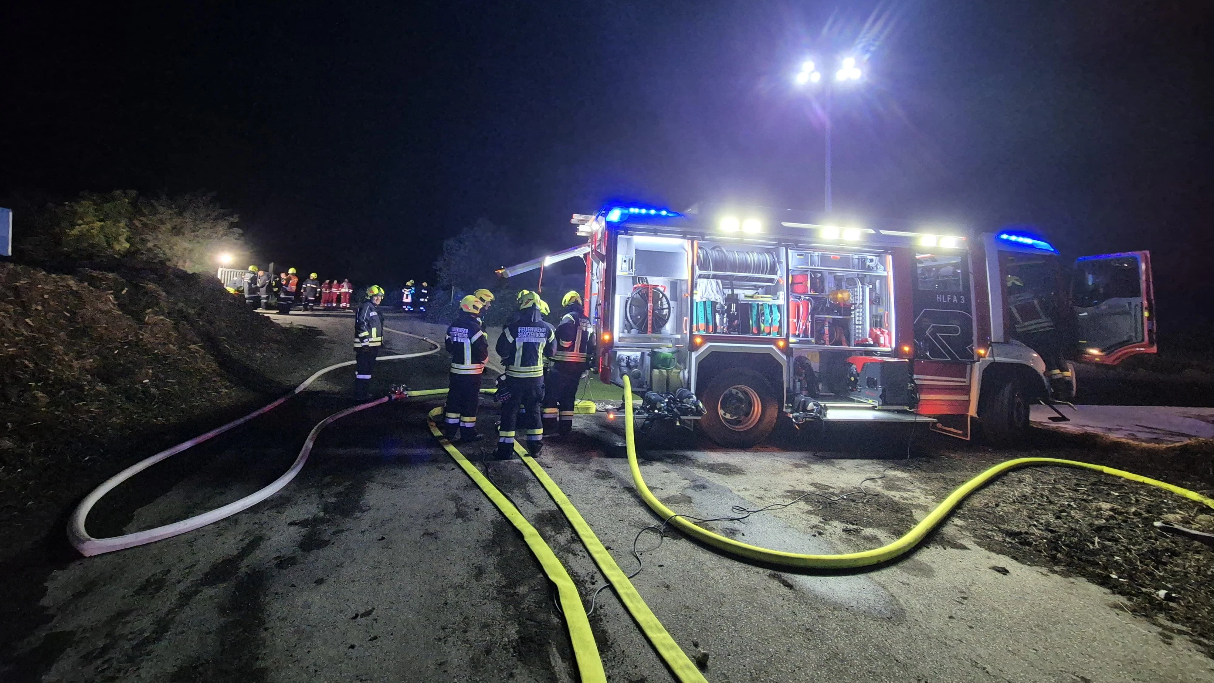 Heute.at - Strohbrand: Feuerwehr rückt mit mehreren Fahrzeugen aus