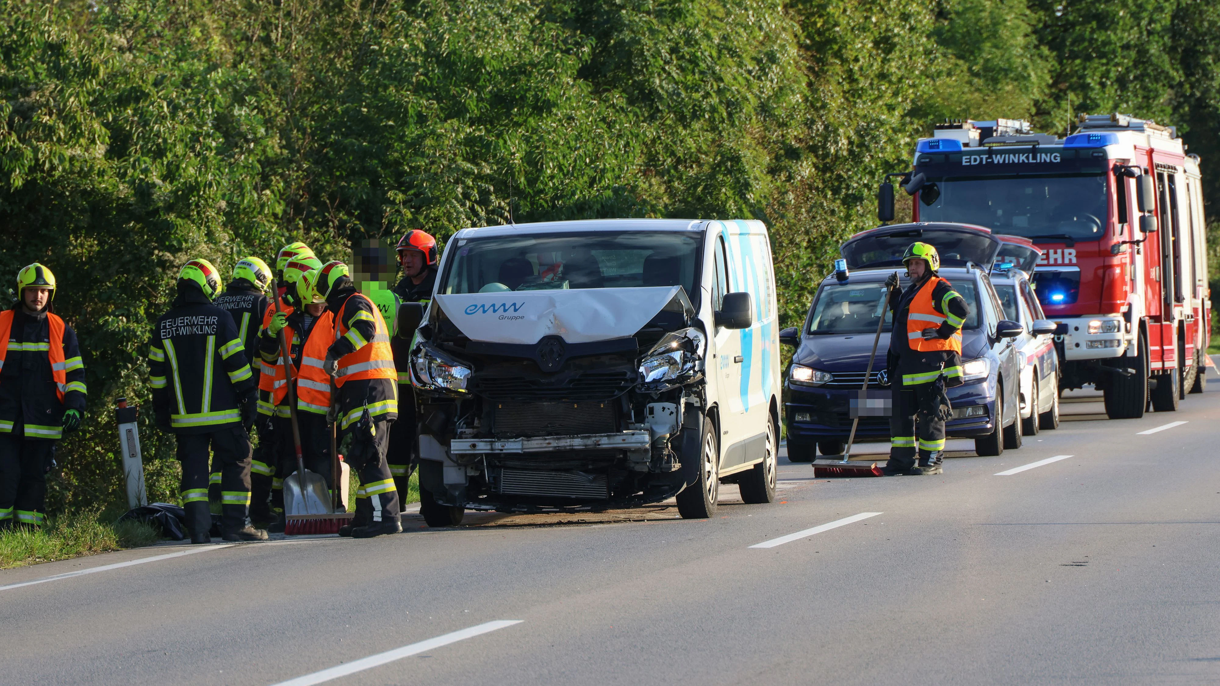 Heute.at - Transporter kracht auf Wiener Straße in Pritschenwagen
