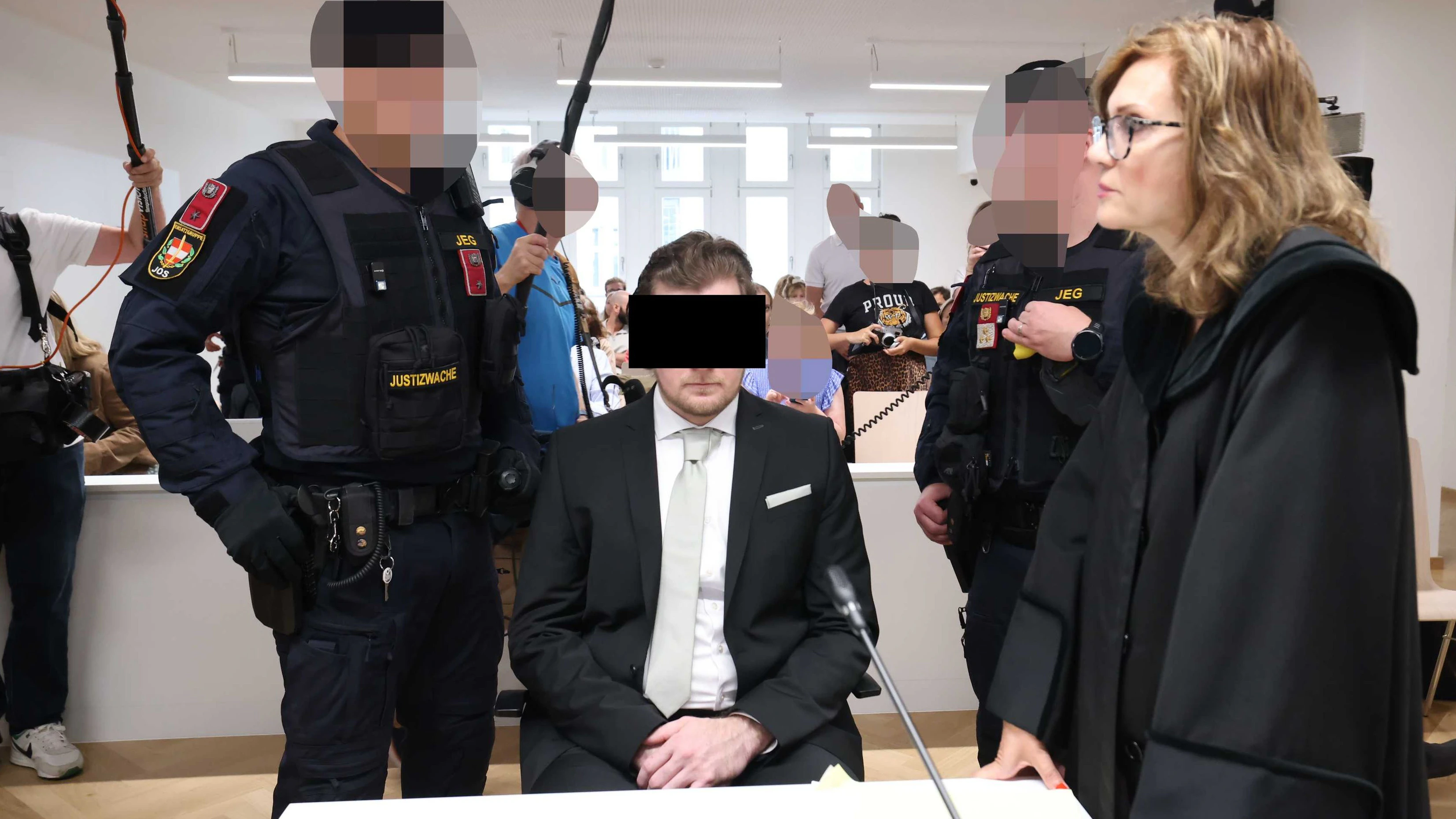 Mairon K. (33) mit Verteidigerin Astrid Wagner am Wiener Landl. 