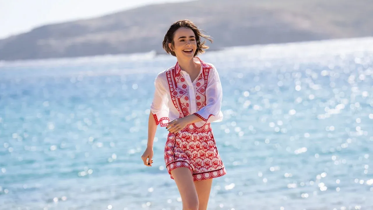 Diesmal verschlägt es Emily Cooper (Lily Collins) ins sonnige Griechenland.