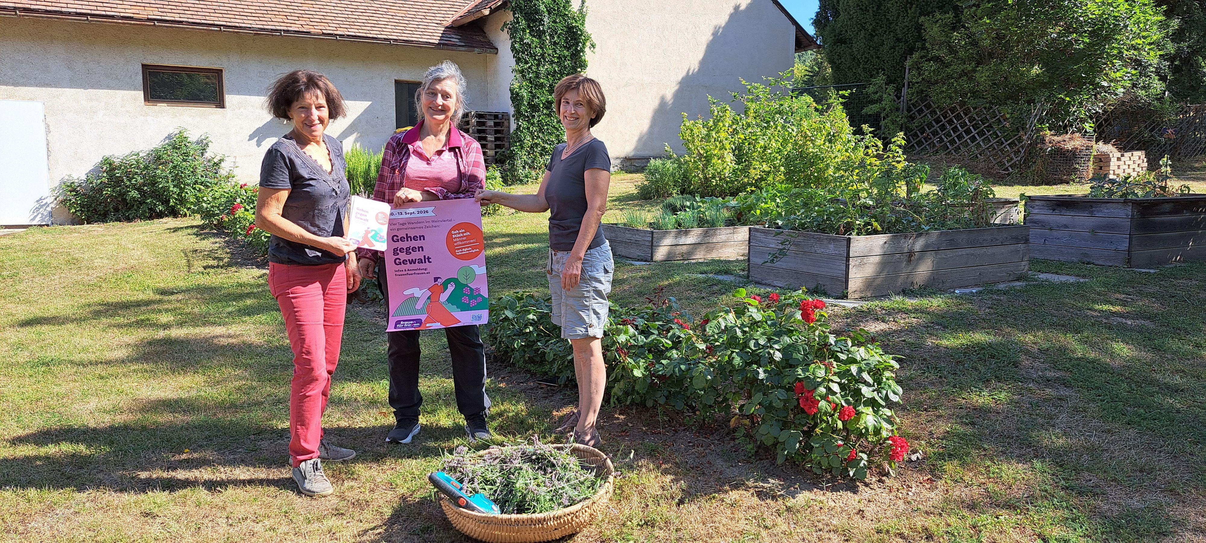 Maria Berthold, Manuela Kräuter (Geschäftsführerin FRAUEN FÜR FRAUEN Weinviertel) und Marianne Schmidt (v. l.) bei den Vorbereitungen für „Gehen gegen Gewalt“. Berthold und Schmidt unterstützen die Initiative in Großrußbach und organisieren dort den Empfang der Mitgehenden.