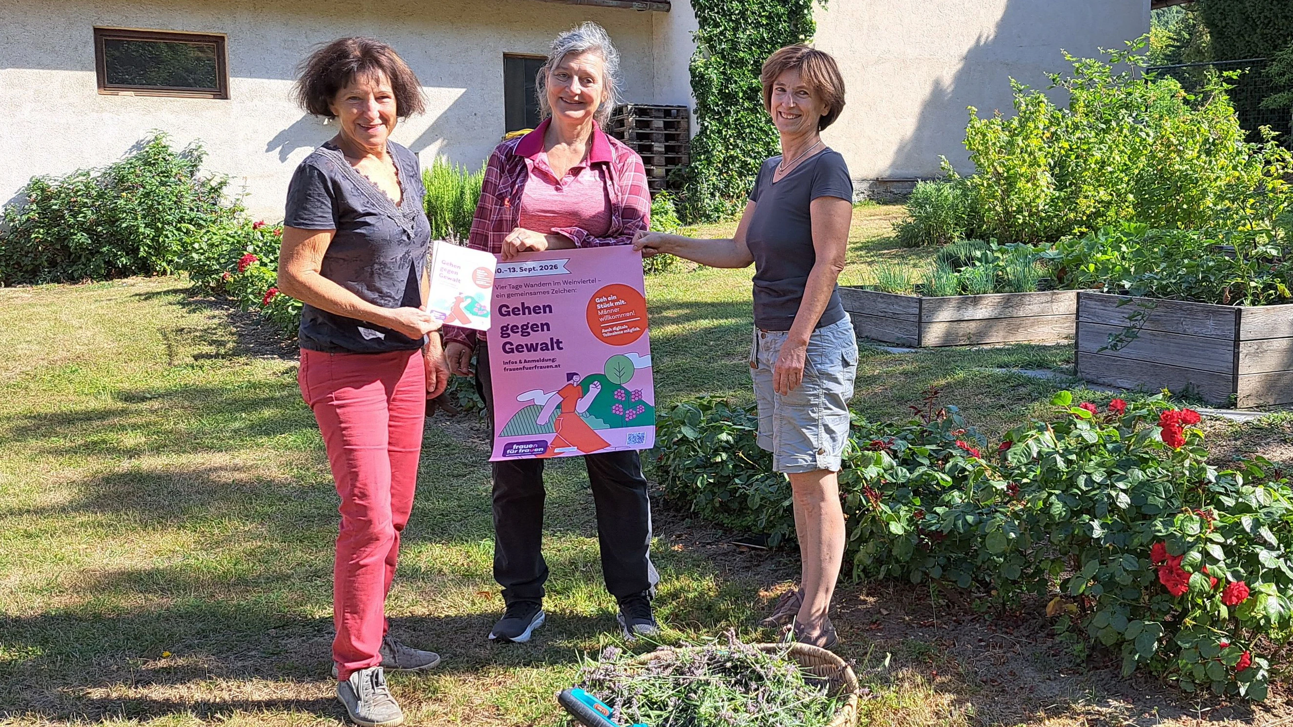 Maria Berthold, Manuela Kräuter (Geschäftsführerin FRAUEN FÜR FRAUEN Weinviertel) und Marianne Schmidt (v. l.) bei den Vorbereitungen für „Gehen gegen Gewalt“. Berthold und Schmidt unterstützen die Initiative in Großrußbach und organisieren dort den Empfang der Mitgehenden.