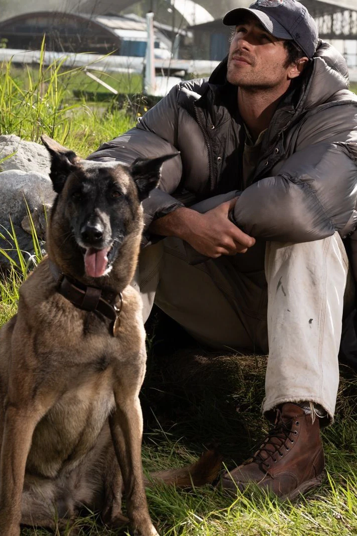 Nach einer verheerenden Pandemie zu zweit allein: Hig (Jacob Elordi) und sein Hund Jasper in Ridley Scots Endzeit-Film "Das Ende der Sterne"