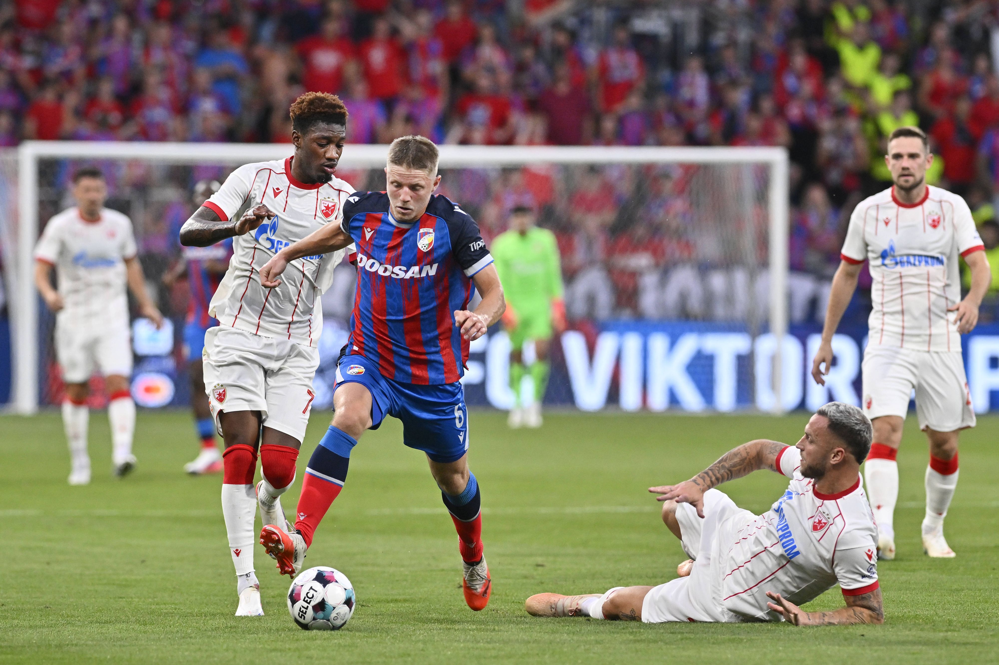 Marko Arnautovic (r.) geht unter.
