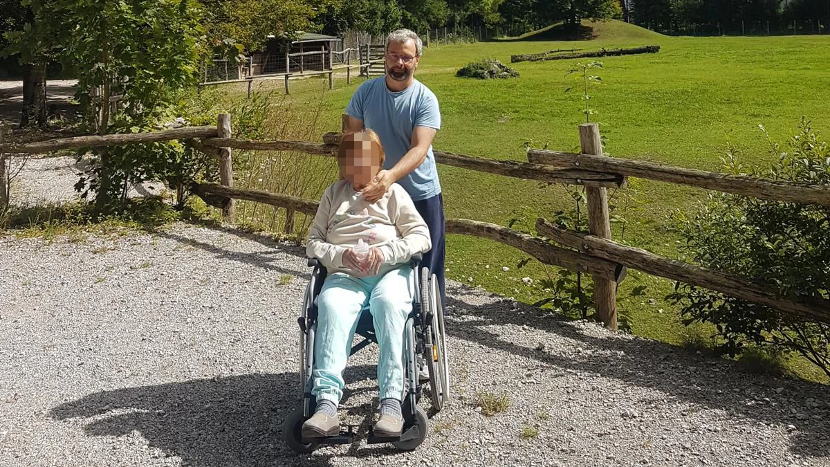 Markus pflegt seit Jahren seine schwer demente Mutter.