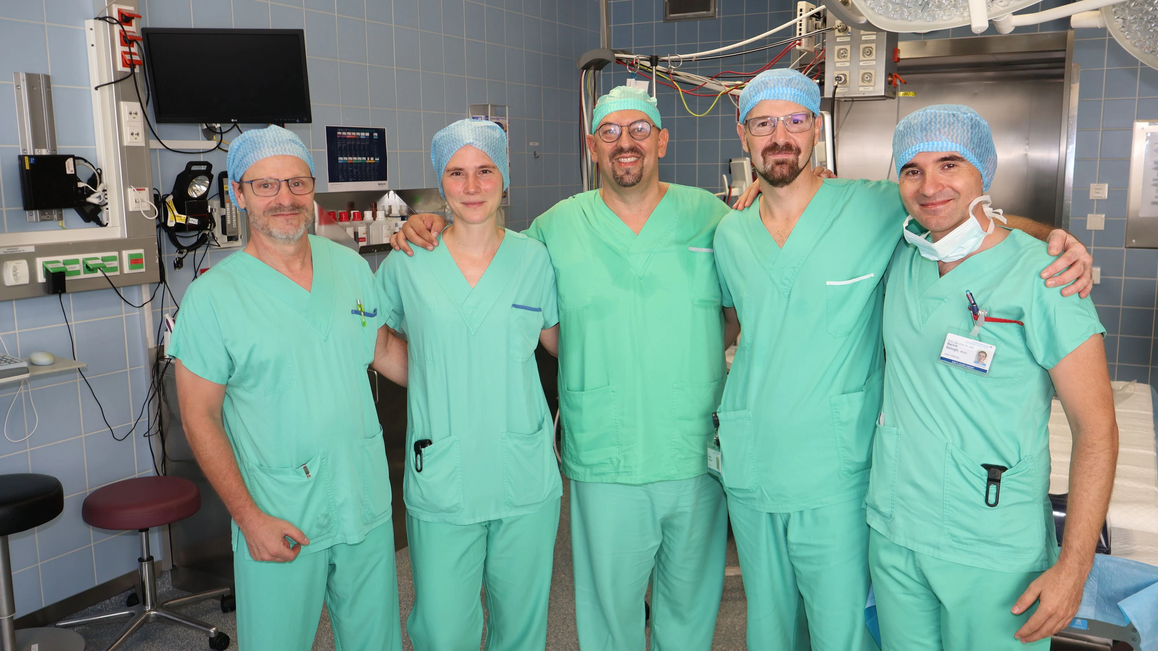 Internationale Expertise für innovative Beckenbodenchirurgie (v.l.n.r.): DGKP AndreasLandskorn; Assistenzärztin Dr. Katharina Salzberger; Prof. Dr. med. Frédéric Ris aus Genf;Oberarzt Dr. Balázs Stenczer; Primarius Ass.-Prof. Dr. med. Bálinth Balogh MHBA