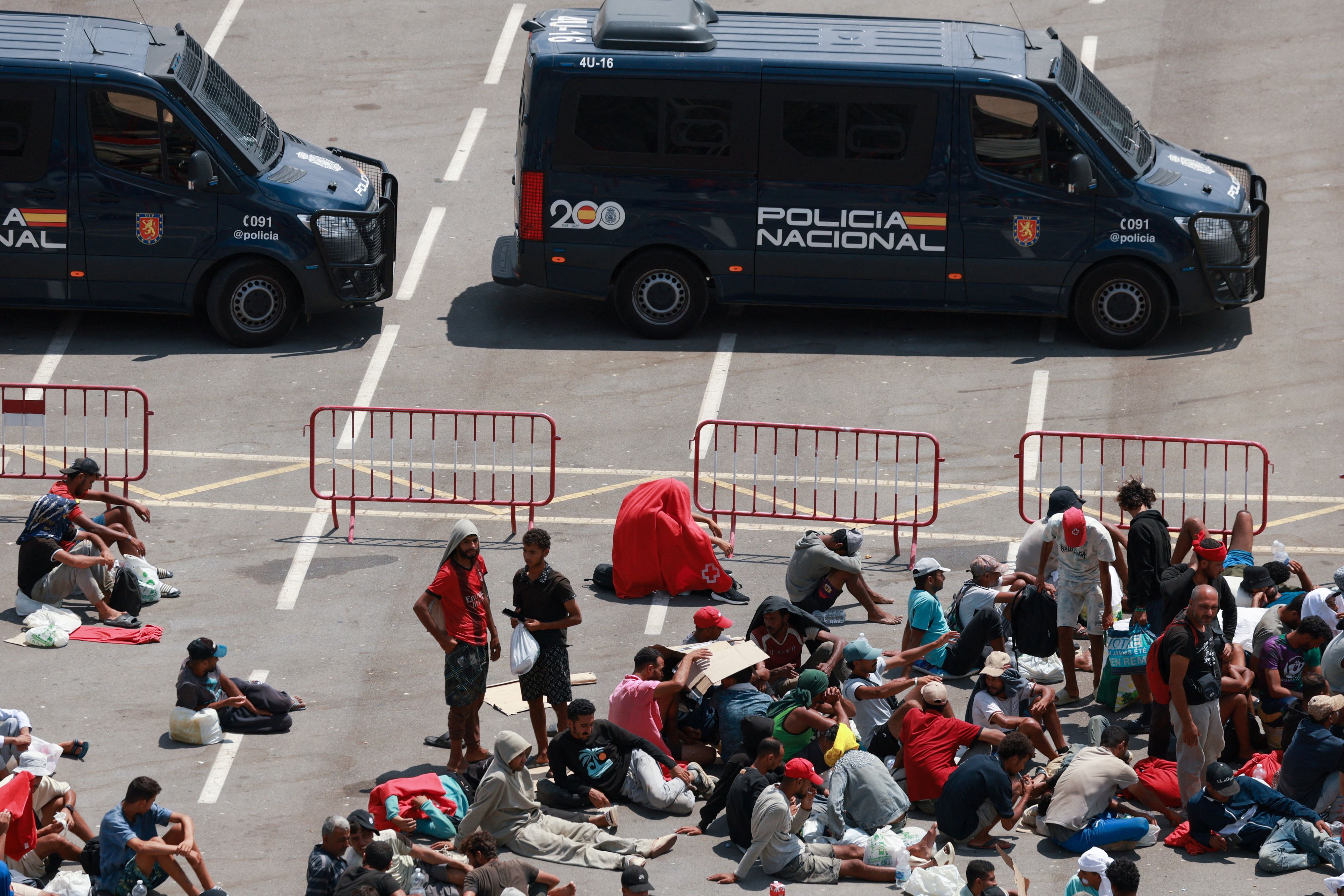 Die spanische Polizei räumt Migranten aus dem Strandlager in Ceuta und bringt sie in Unterkünfte unter. Aufgenommen am 21. August 2026