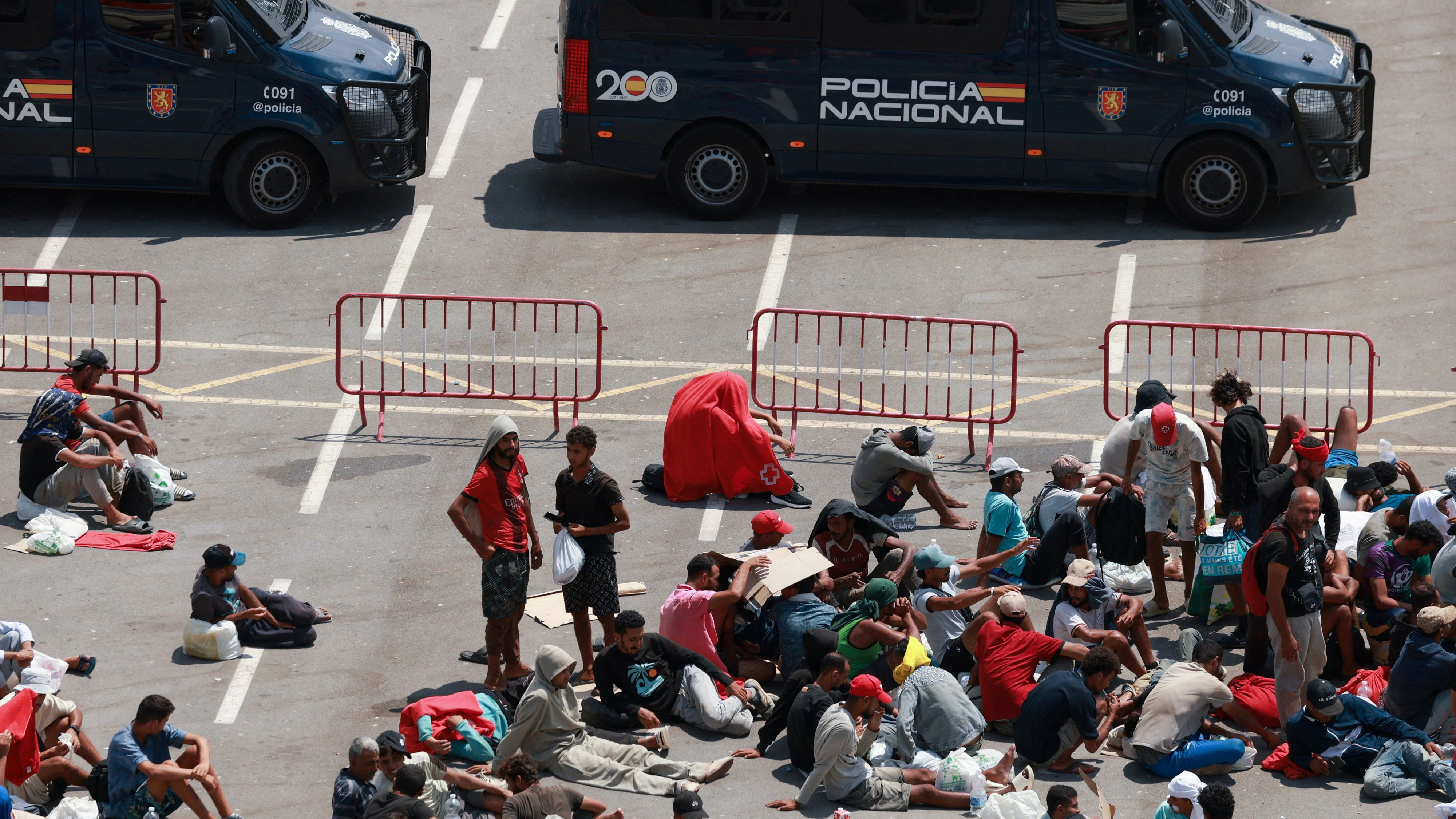 Die spanische Polizei räumt Migranten aus dem Strandlager in Ceuta und bringt sie in Unterkünfte unter. Aufgenommen am 21. August 2026