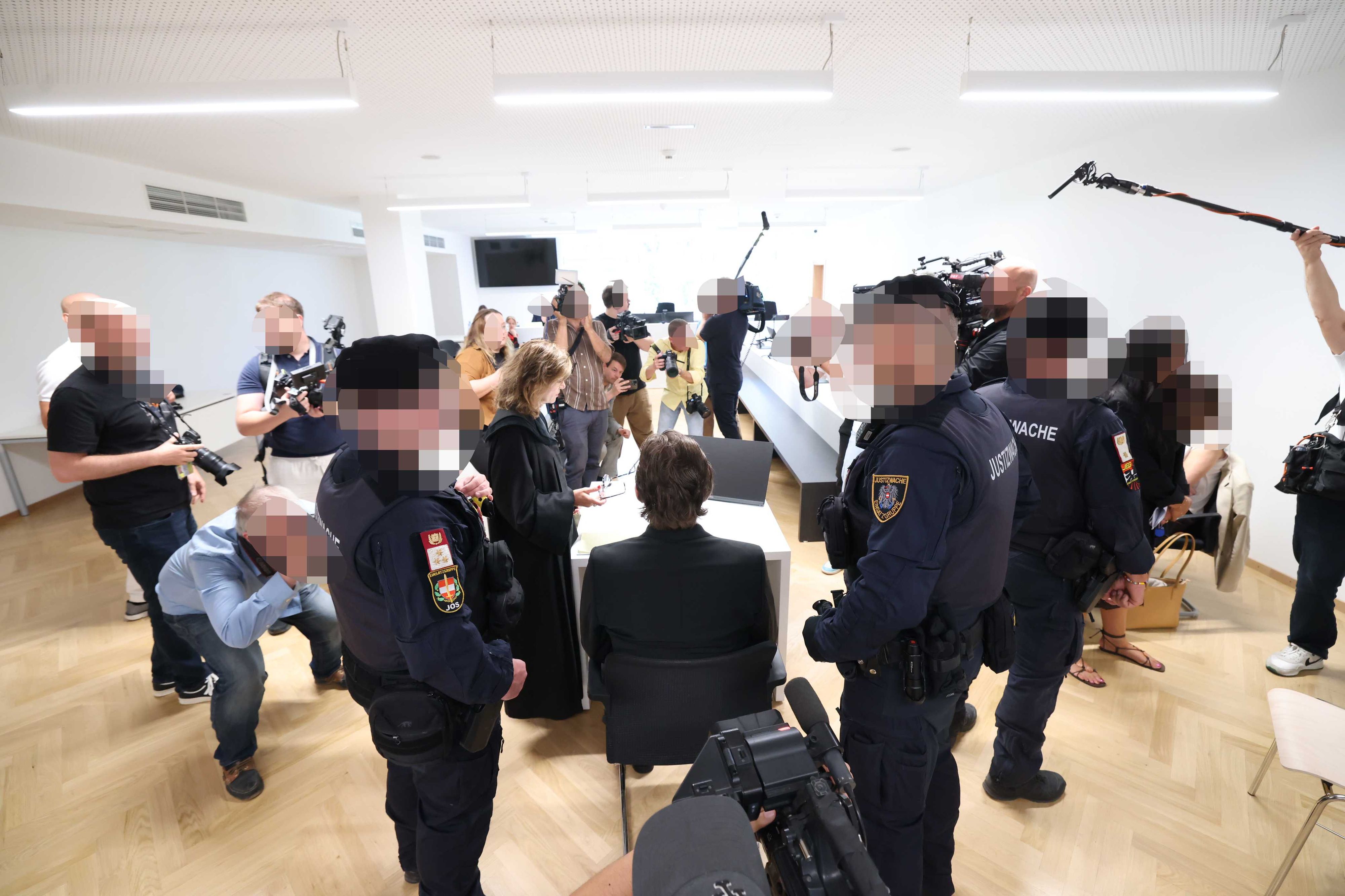 Fall Jenni: Der Angeklagte im Mordprozess mit Anwältin Astrid Wagner (r.). 