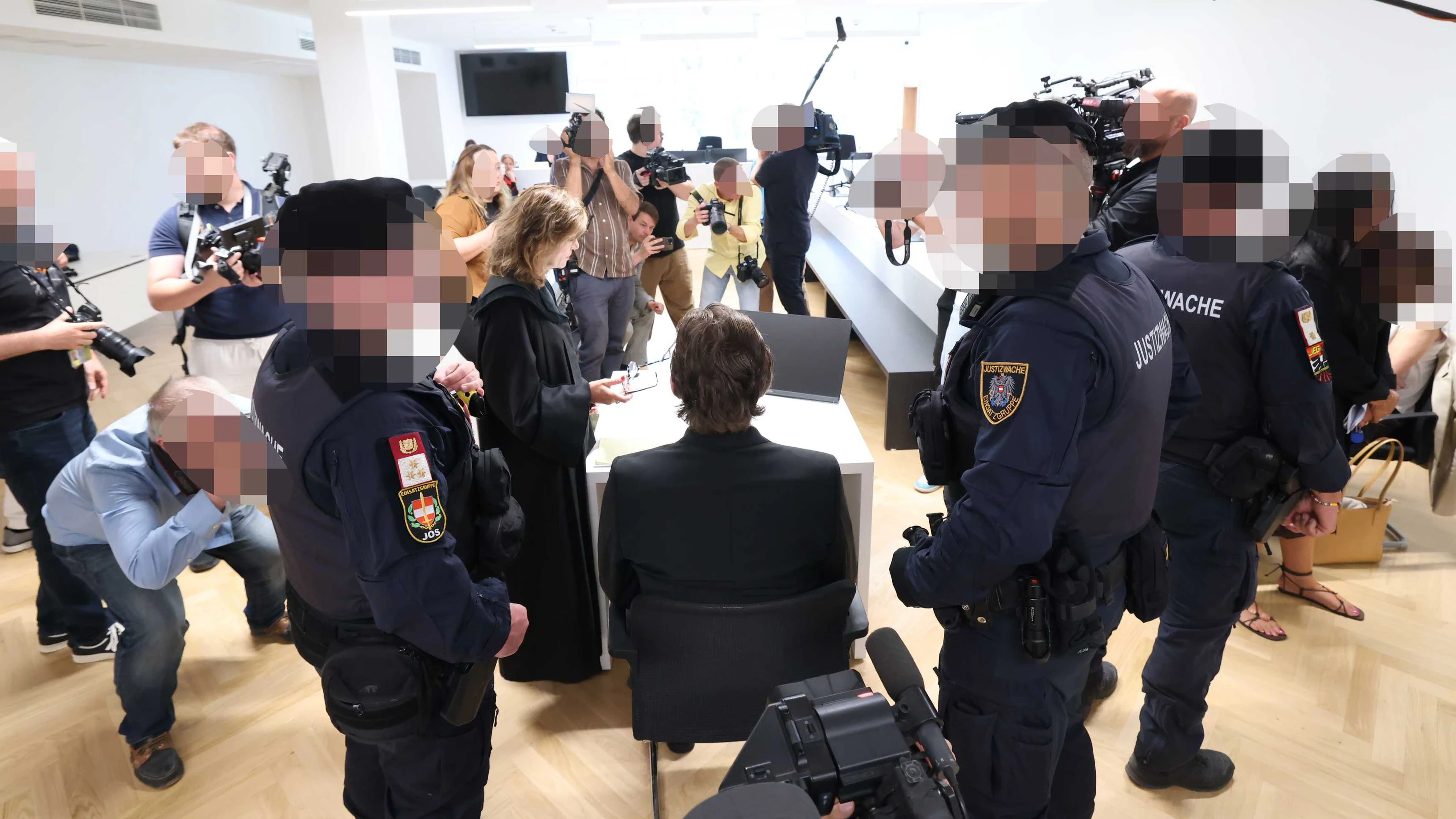 Heute.at - Habe ihren Hals zugedrückt– Angeklagter gesteht alles