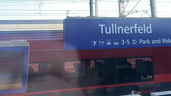 Zug steht im Bahnhof Tullnerfeld