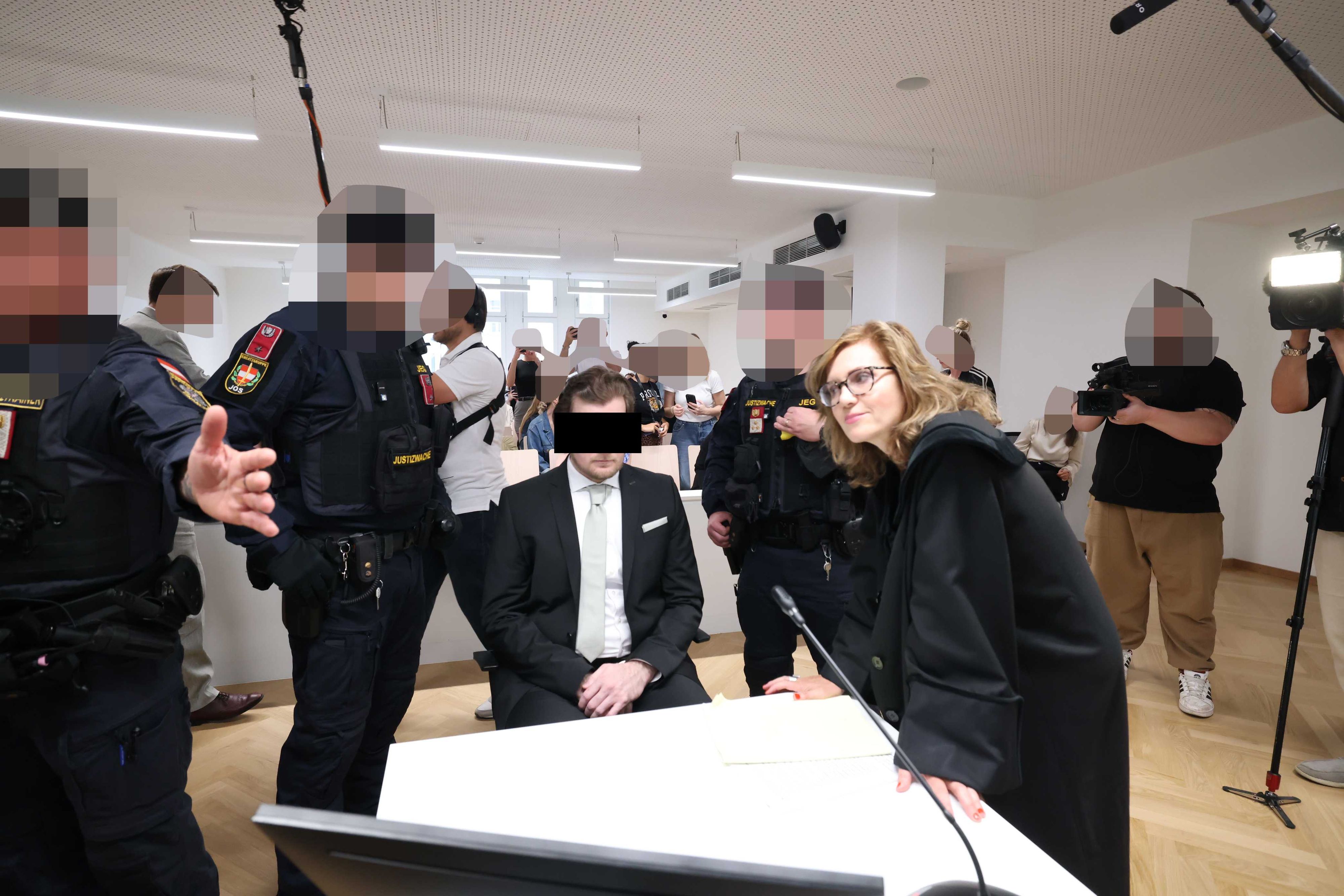 Fall Jenni: Der Angeklagte im Mordprozess mit Anwältin Astrid Wagner (r.). 