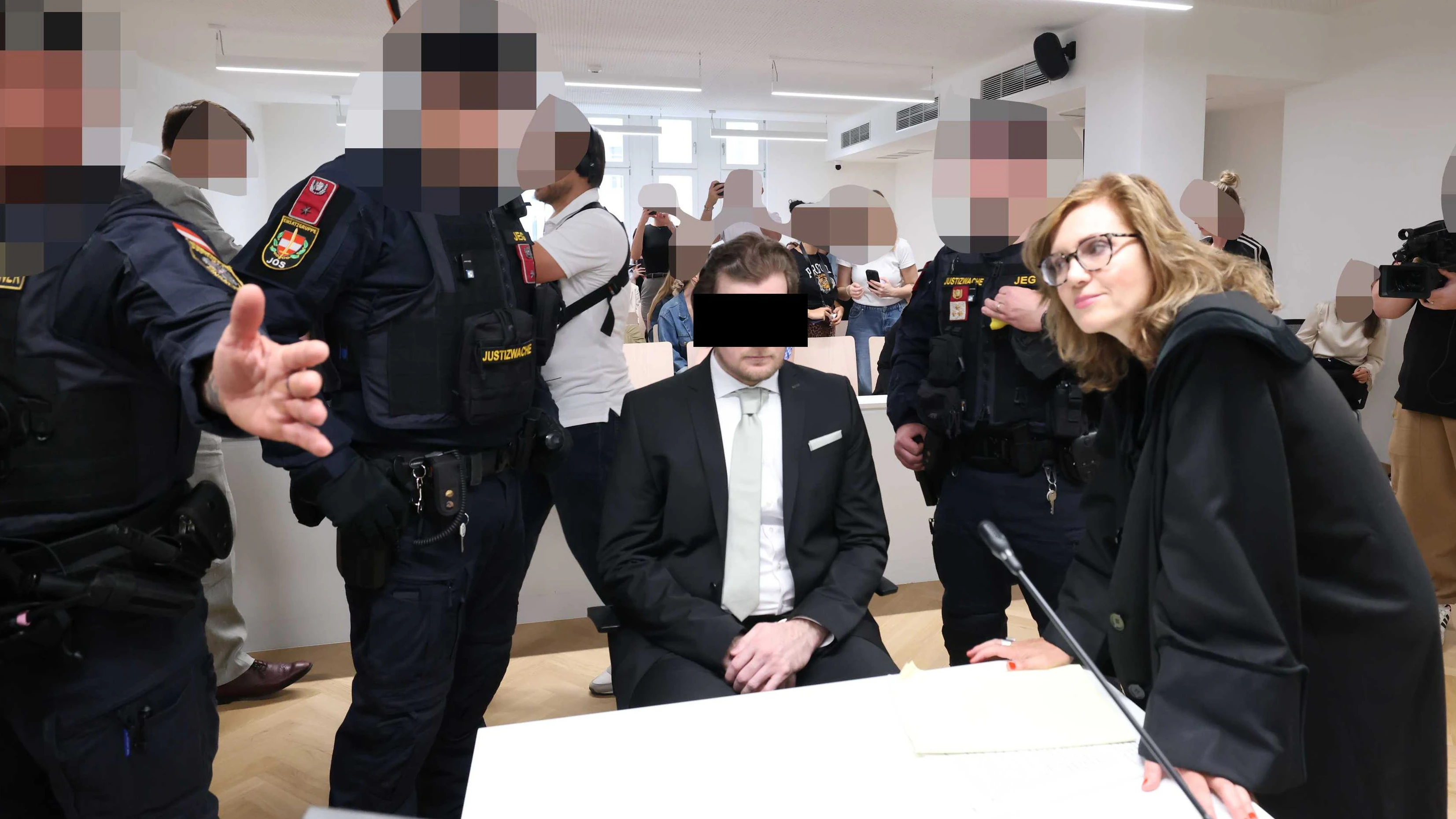 Heute.at - Schwarzer Anzug, leerer Blick: Kälte ist erschreckend