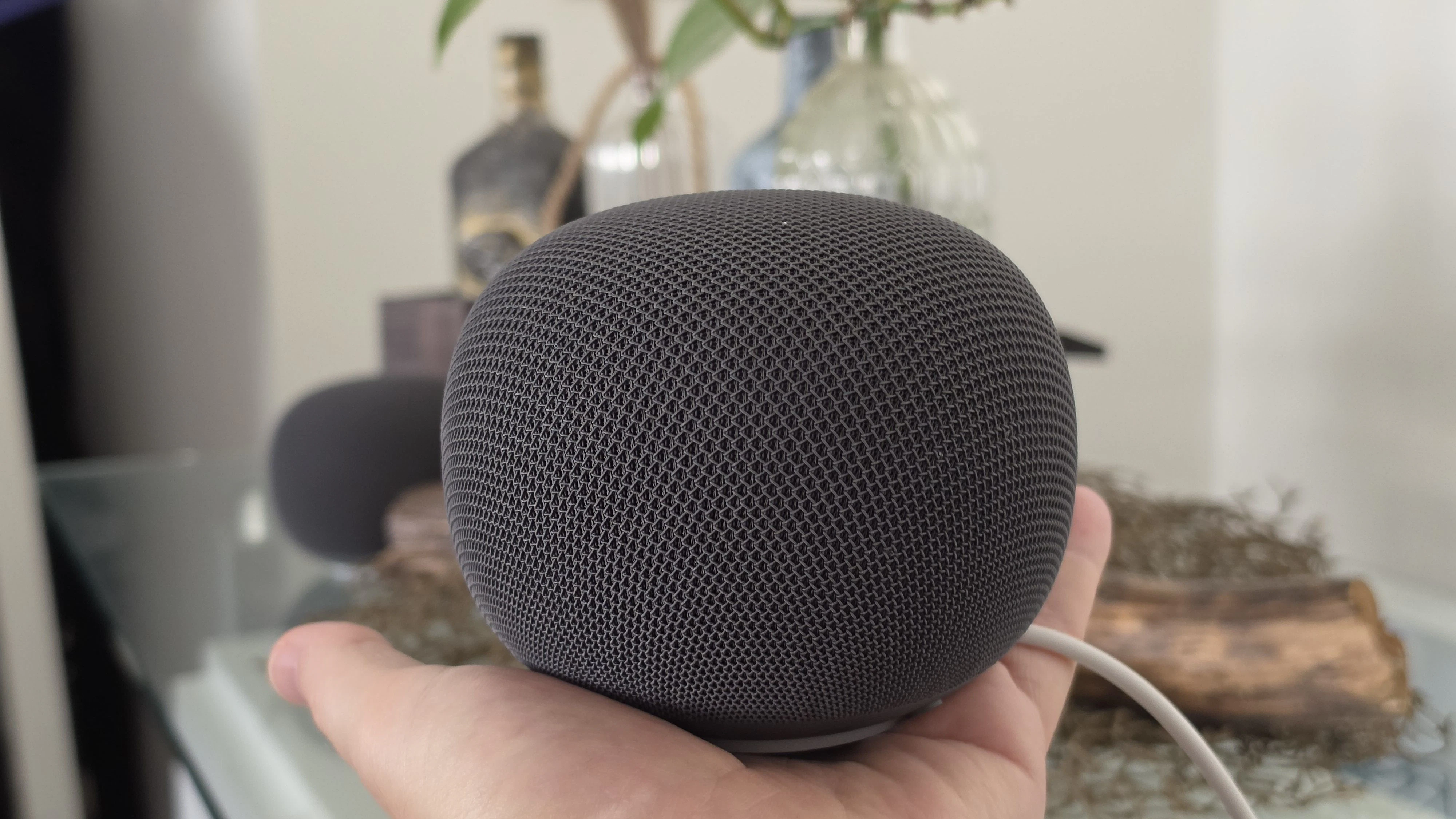 Bei Musik wirkt der Klang für die Größe des Geräts erstaunlich voll. Der Speaker klingt nicht wie ein winziger Küchenlautsprecher.