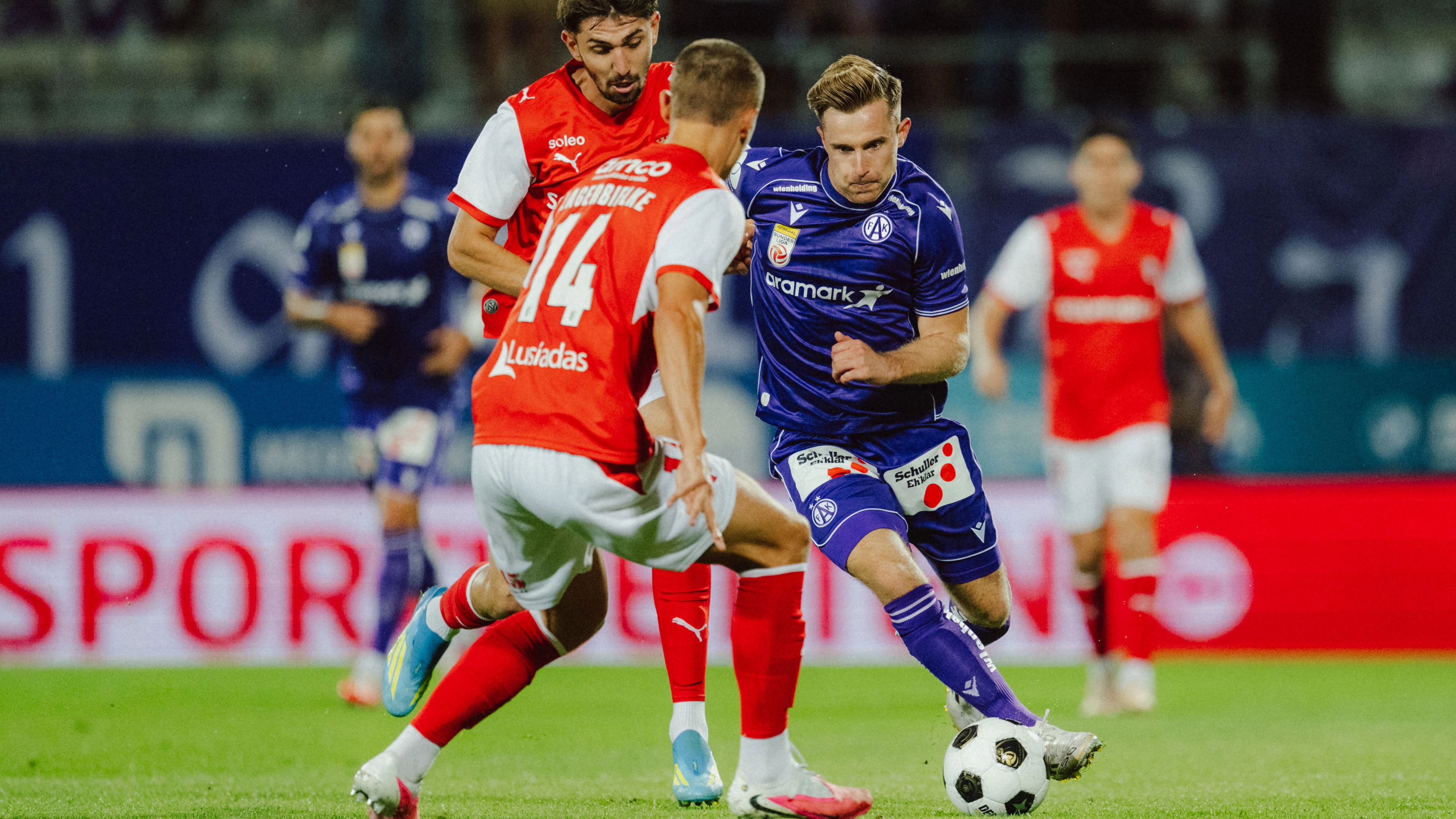 VIENNA,AUSTRIA,27.AUG.26 - SOCCER - UEFA Conference League, play-off, FK Austria Wien vs Sporting Braga. Image shows Gustaf Lagerbielke (Braga) and Johannes Eggestein (A.Wien). Photo: GEPA pictures/ Alexander Solc