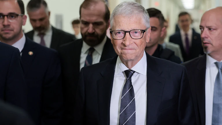 Der Microsoft-Gründer warnt in einem Essay davor, dass Künstliche Intelligenz die Arbeitswelt schneller umwälzen wird als jede Revolution davor. Die Folgen: Massenarbeitslosigkeit und soziale Verwerfungen. Was Gates konkret befürchtet, was Experten sagen.