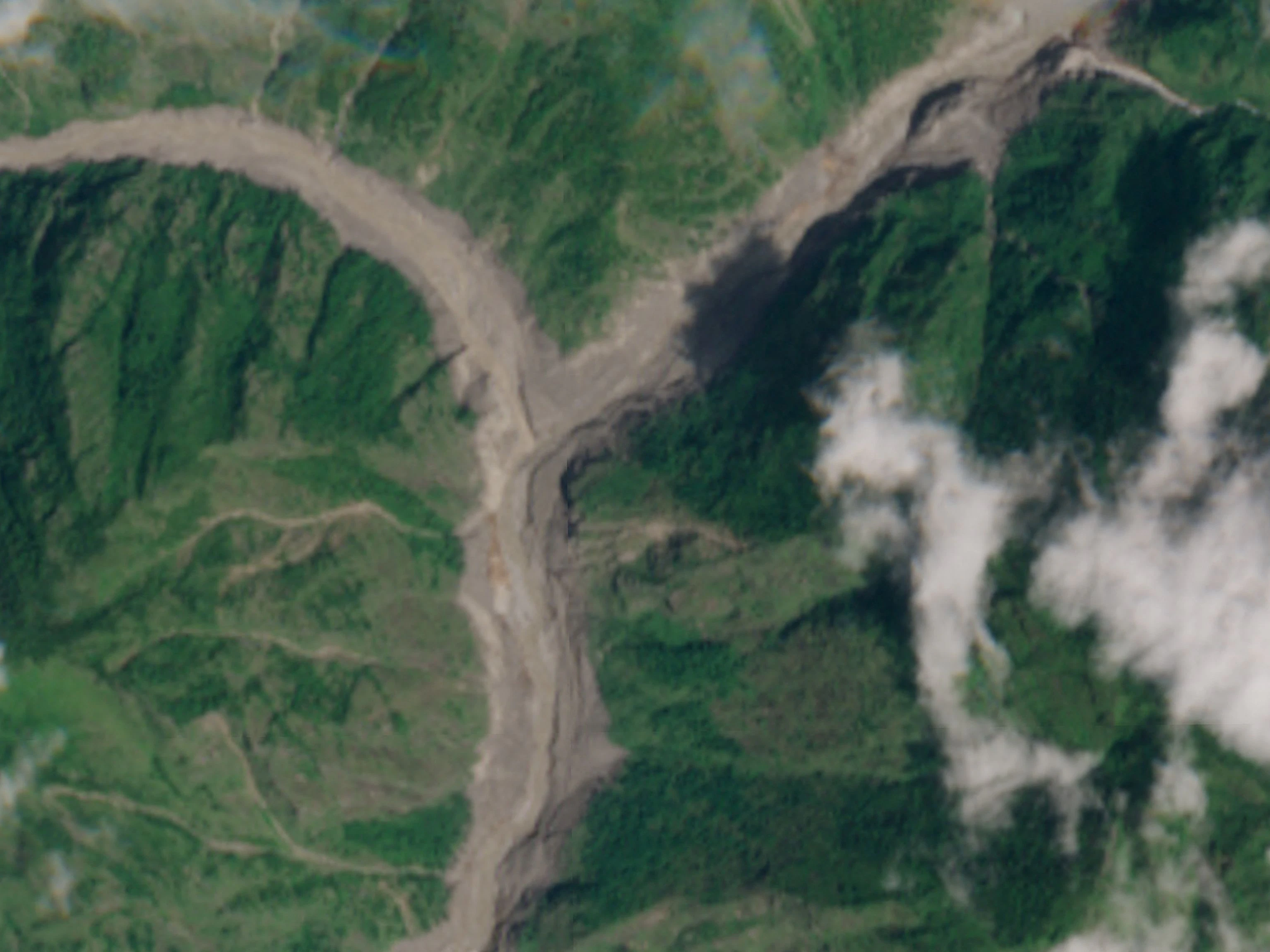 Der chinesischen Grenzübergang Gyirong / Rasuwagadi in dieser Talgabelung wurde durch die Dutzende Meter hohe Wand aus Felsen, Schlamm und Wasser innerhalb von Sekunden vollständig zerstört.