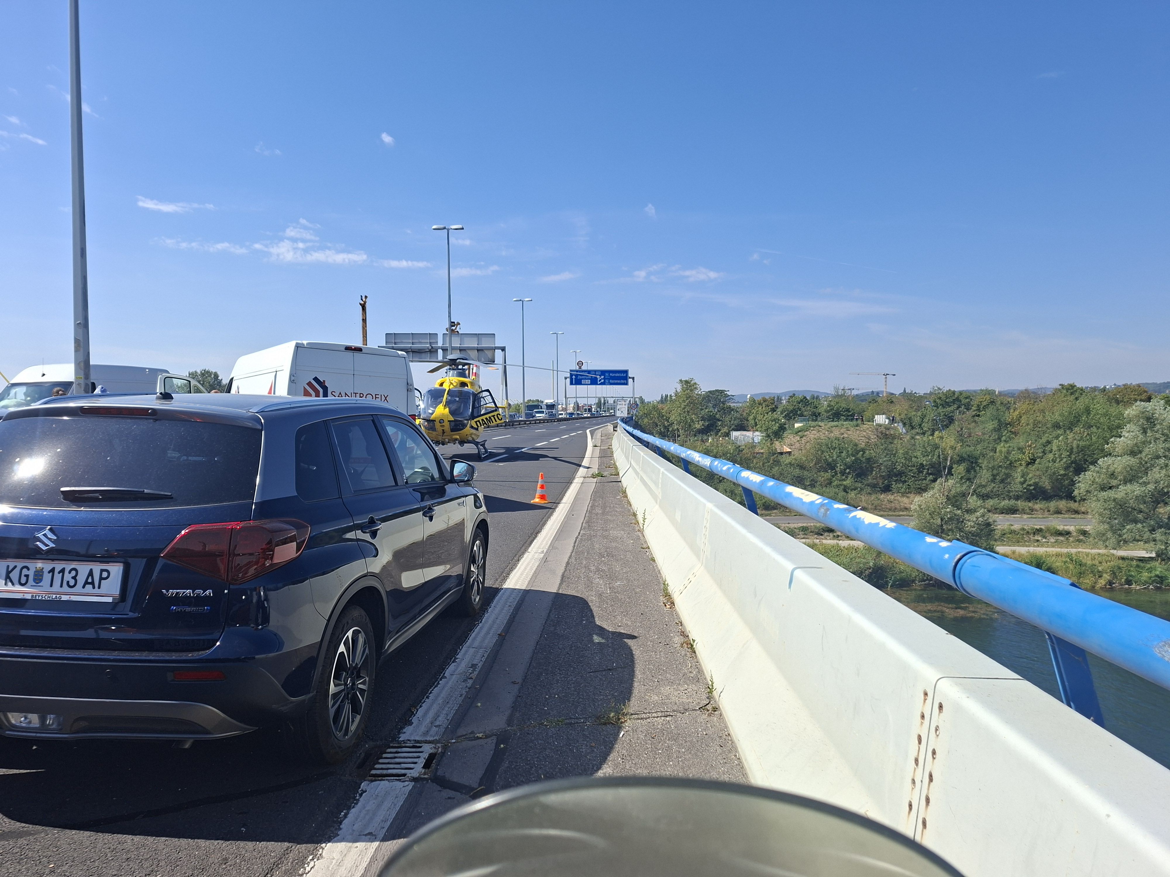 Heute.at - Heli im Einsatz! Nordbrücke nach Unfall gesperrt