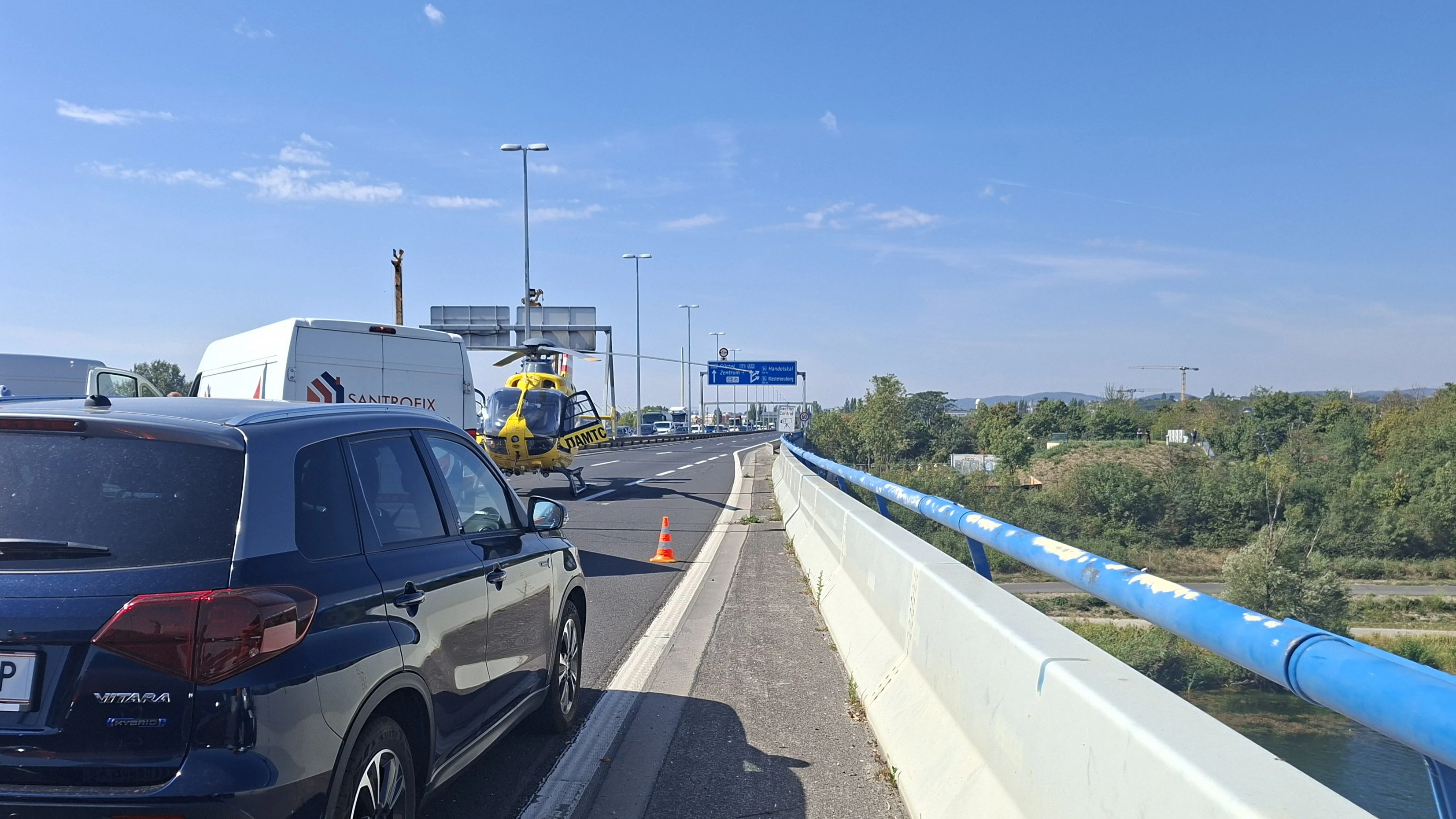 Heute.at - Heli im Einsatz! Nordbrücke nach Unfall gesperrt