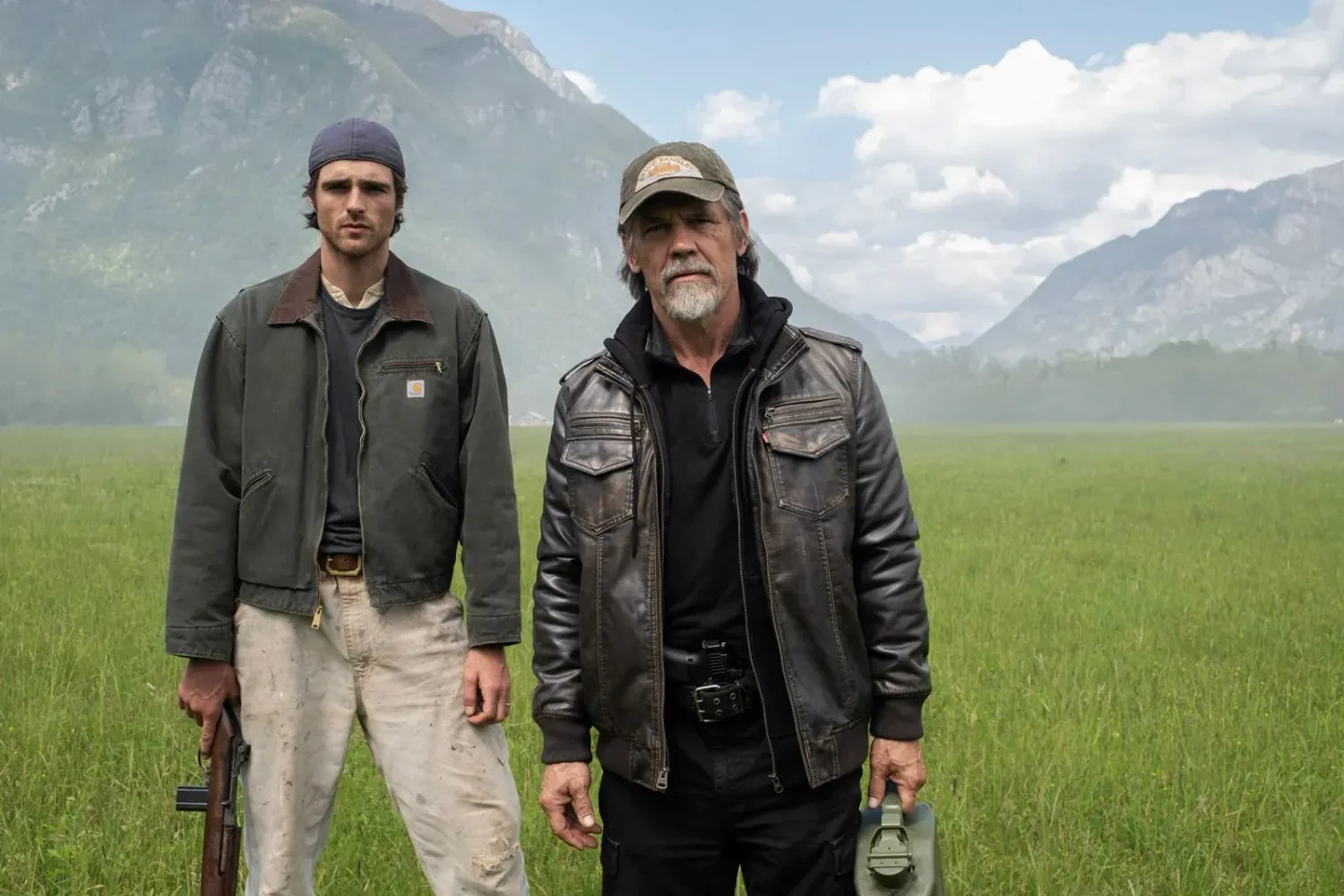 Hig (Jacob Elordi) und Bagley (Josh Brolin) beschützen sich und ihren kleinen Flugplatz gegen Zombiewesen und sonstige nichtmenschliche Eindringlinge …