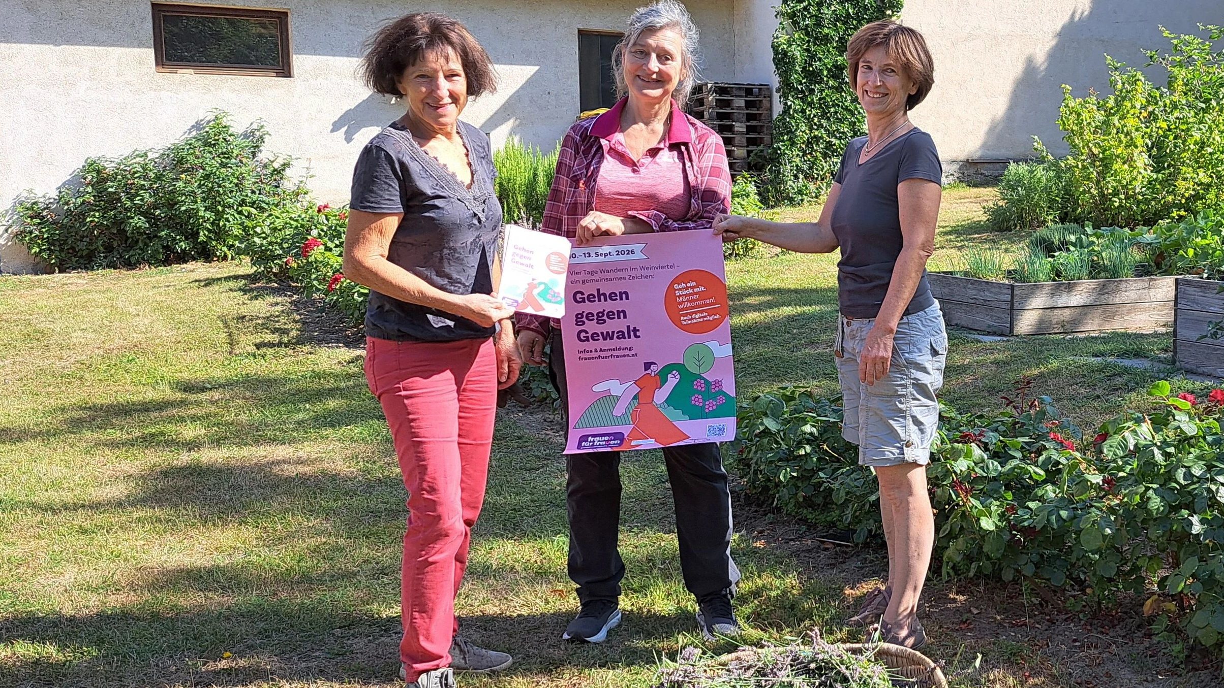 Maria Berthold, Manuela Kräuter (Geschäftsführerin FRAUEN FÜR FRAUEN Weinviertel) und Marianne Schmidt (v. l.) bei den Vorbereitungen für „Gehen gegen Gewalt“. Berthold und Schmidt unterstützen die Initiative in Großrußbach und organisieren dort den Empfang der Mitgehenden.