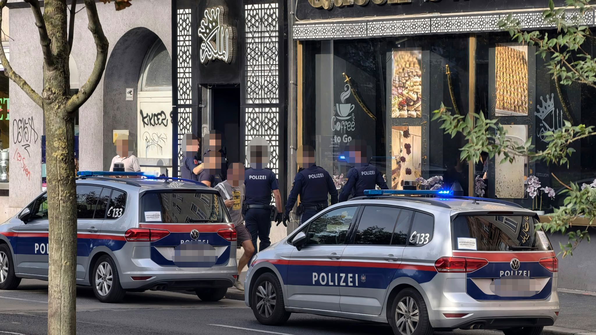 Bei einem der Lokale gelangte der Tatverdächtige ins Innere – dort wurde er von der Polizei gestellt.