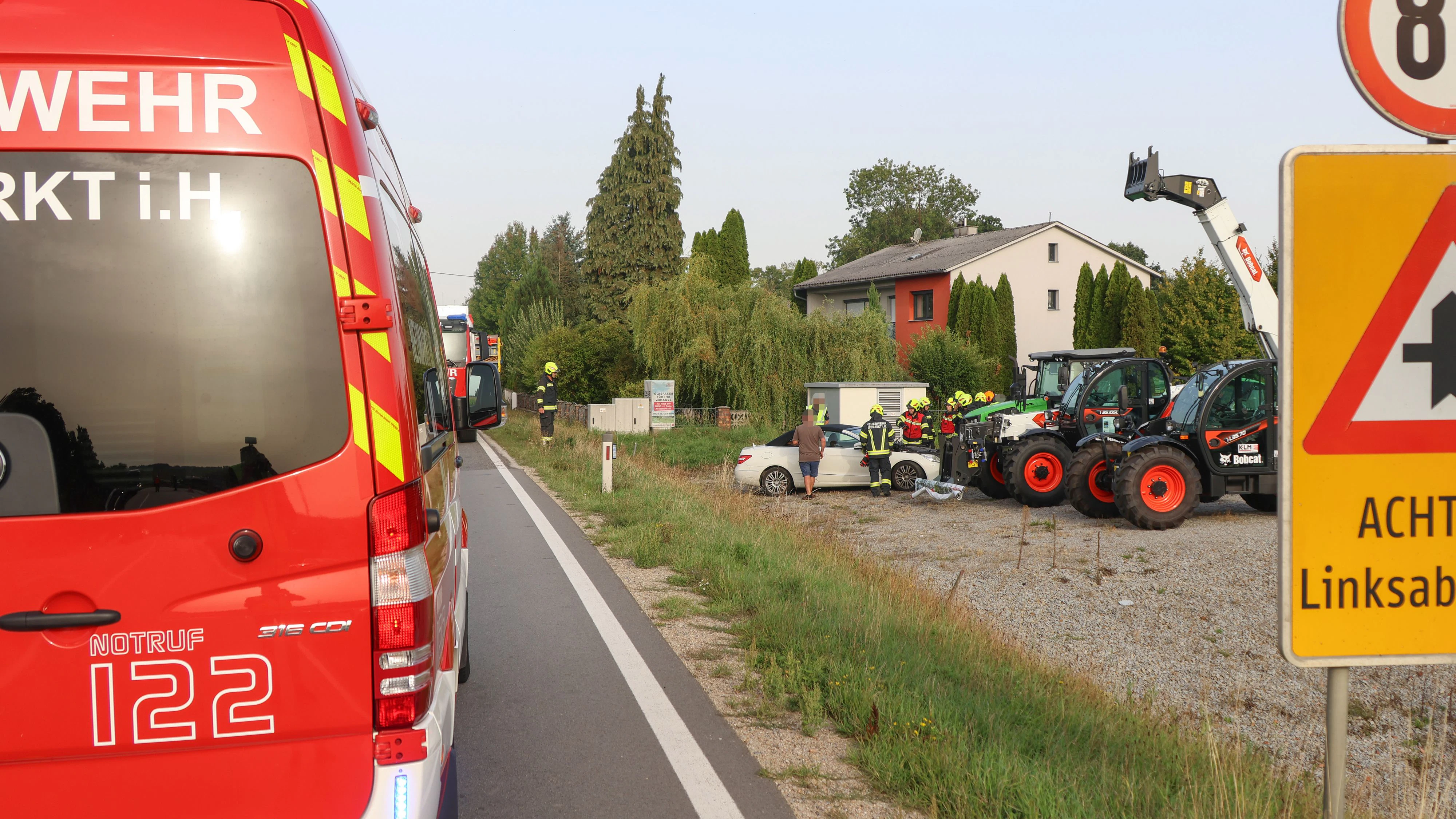 Der Lenker war von der Fahrbahn abgekommen und gegen den Traktor gekracht.