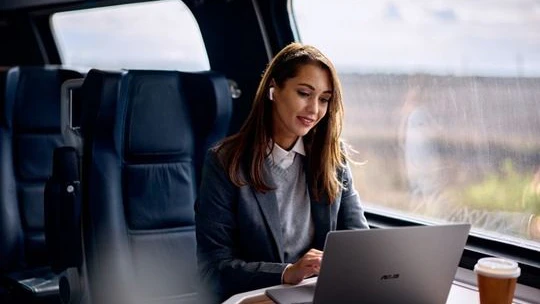 Das AMD-basierte Asus ExpertBook PM5 G2 ist ab sofort ab 2.083 € erhältlich.