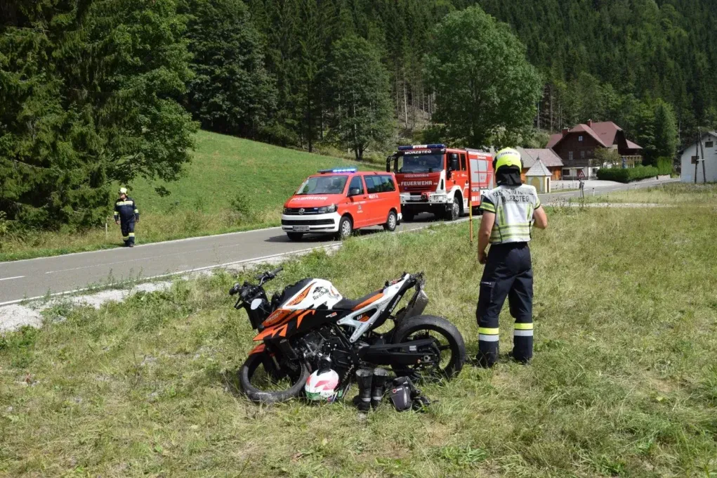 Das Motorrad wurde anschließend von den Freiwilligen Feuerwehren Mürzsteg und Neuberg geborgen.