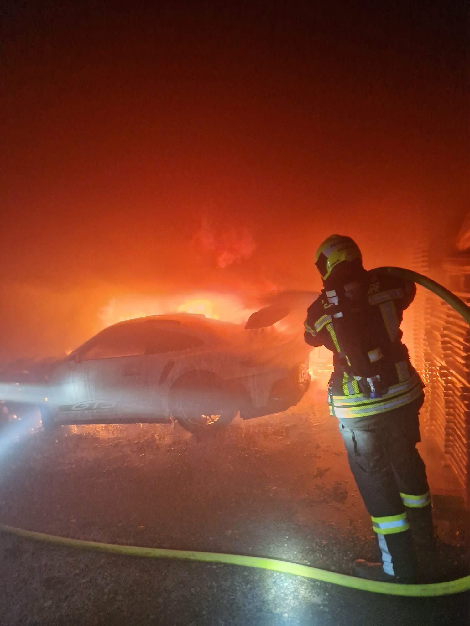 In Göllersdorf fing am Donnerstagabend ein Auto in einer Halle Feuer.