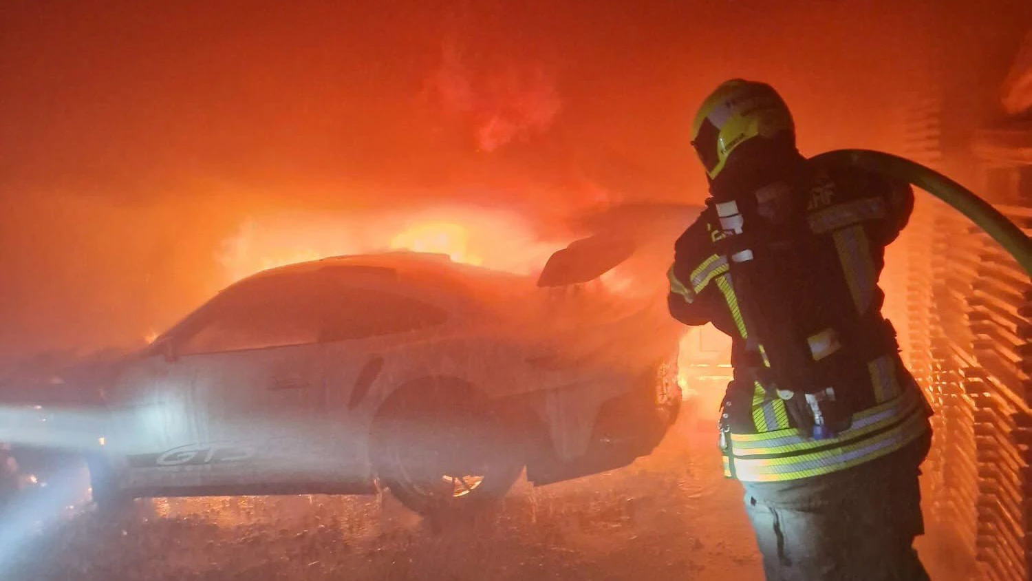 In Göllersdorf fing am Donnerstagabend ein Auto in einer Halle Feuer.