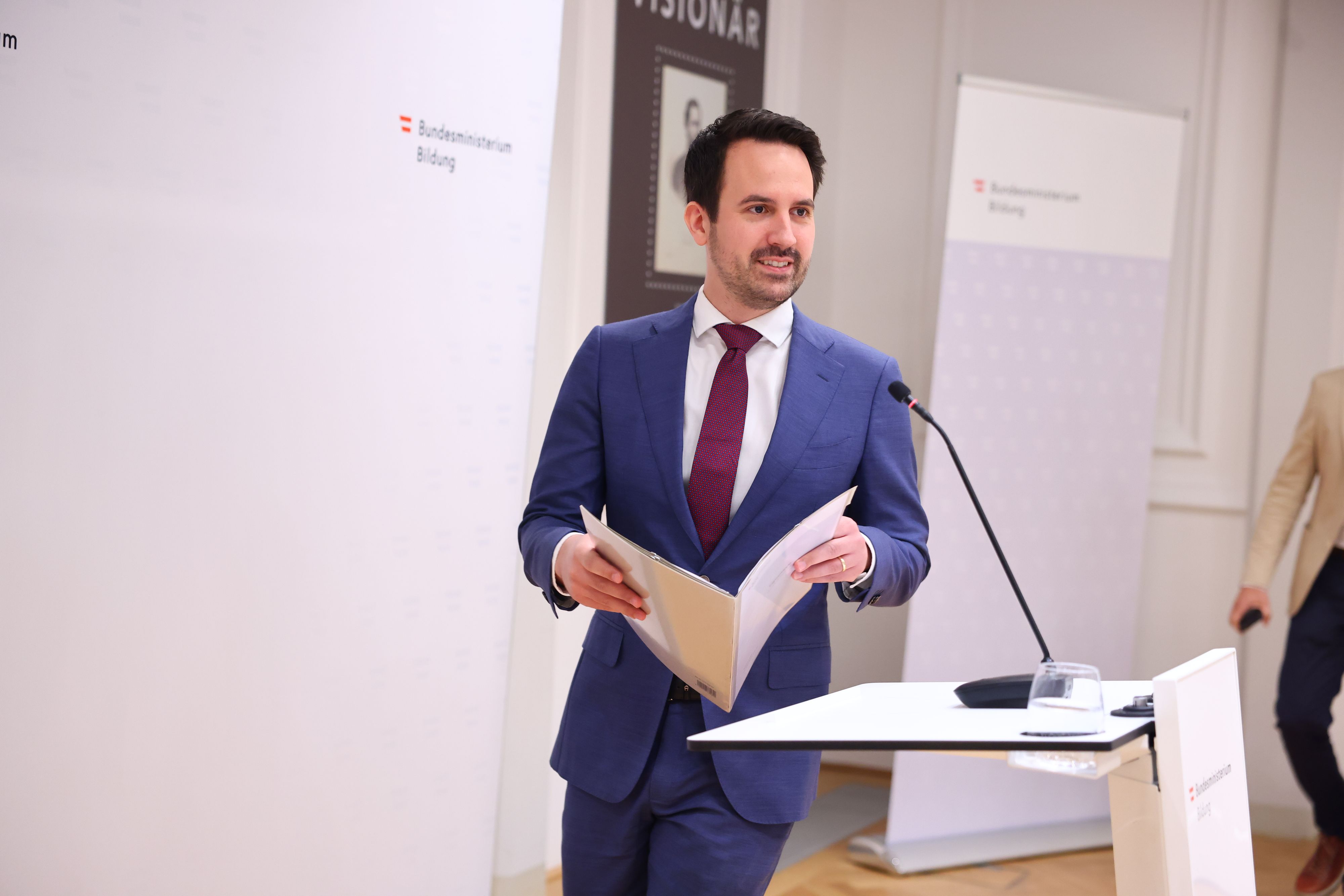 Heute.at - Neos-Minister gönnt sich Styling auf Steuerkosten
