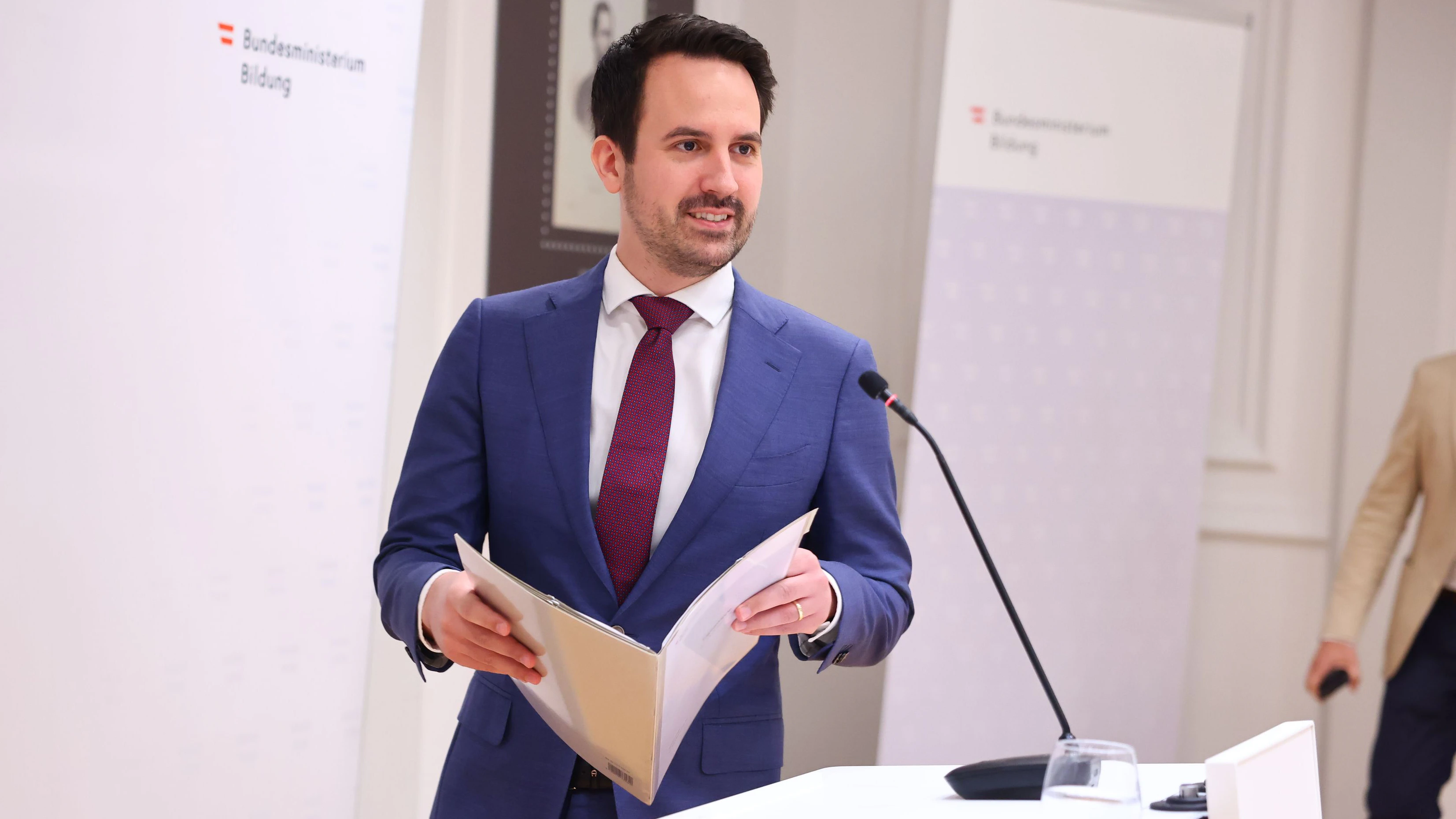 Heute.at - Neos-Minister gönnt sich Styling auf Steuerkosten