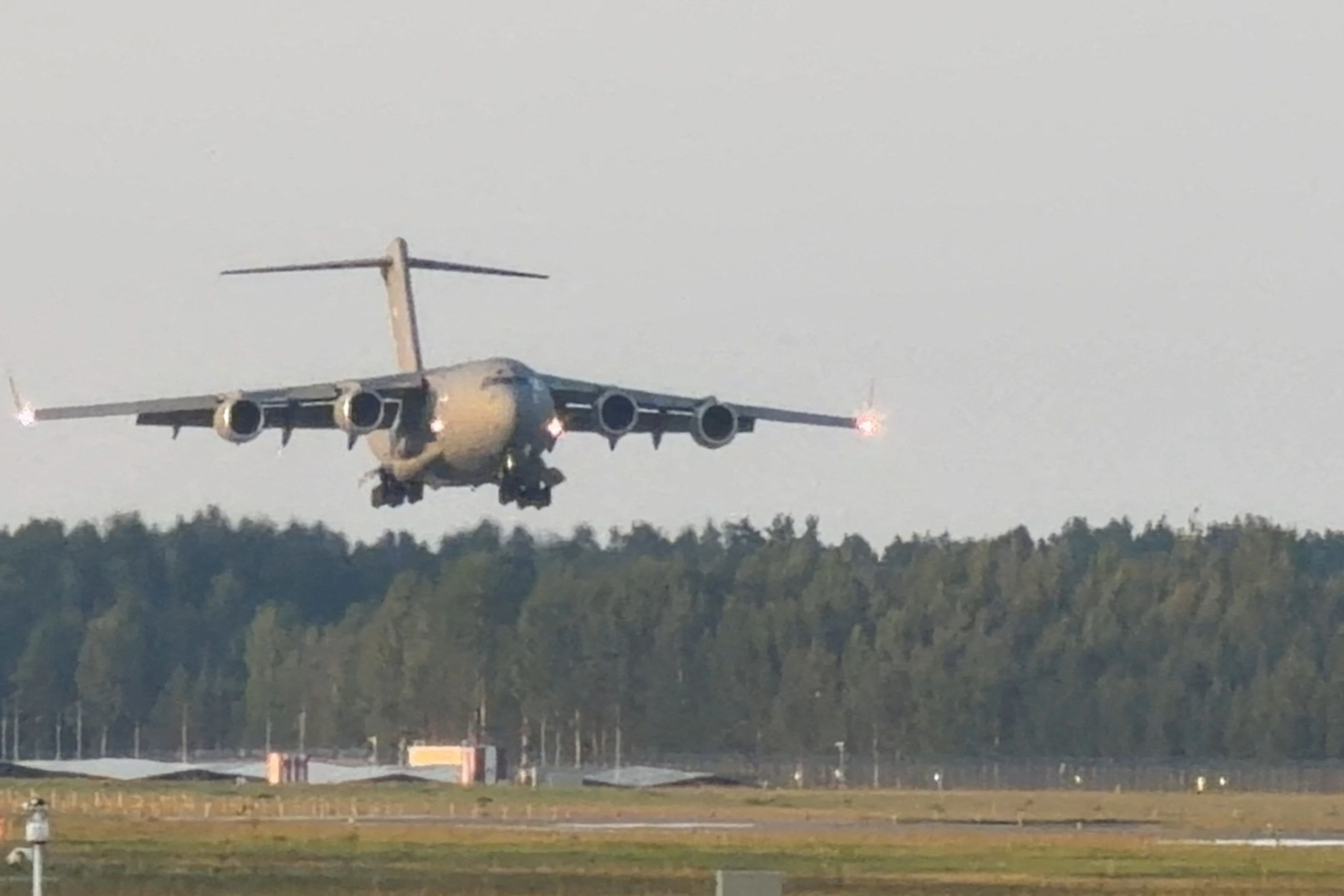 Die C-17 Globemaster, mit der John Ratcliffe nach Moskau flog, bei ihrer Rückkehr auf einen Militärstützpunkt nahe Riga in Lettland