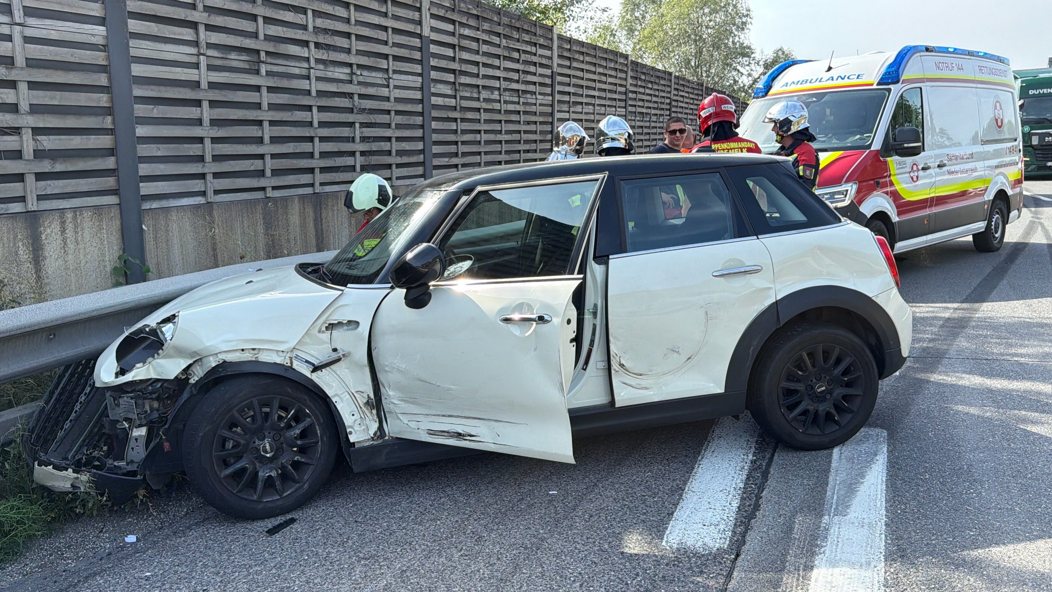 Heute.at - Drei Pkw krachen auf A1 – Mega-Stau bei Melk