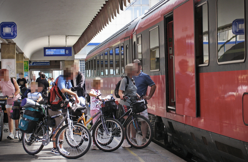 Die Radfahrer mussten den Zug verlassen und mit dem Bike weiterfahren.
