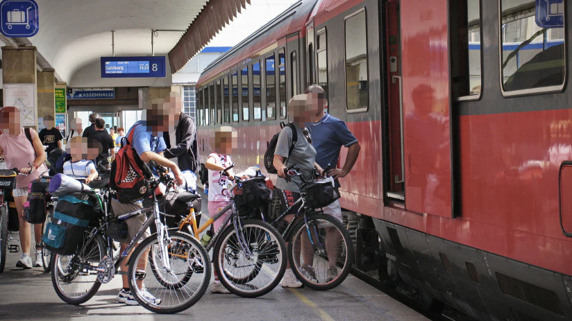 Heute.at - ÖBB-Zug fällt aus! Radler müssen durch Gewitter fahren