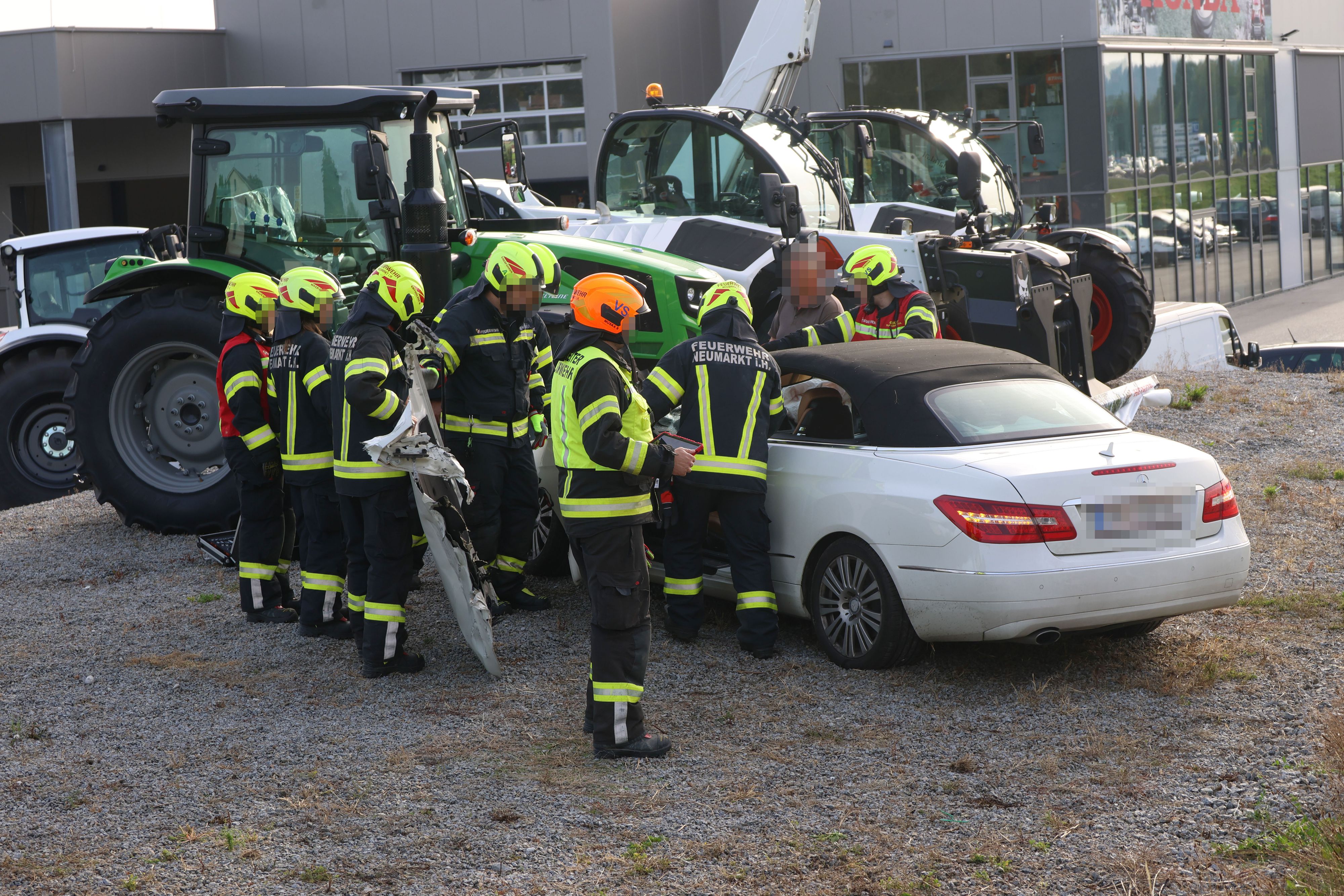 Der Lenker musste aus dem Auto befreit werden.