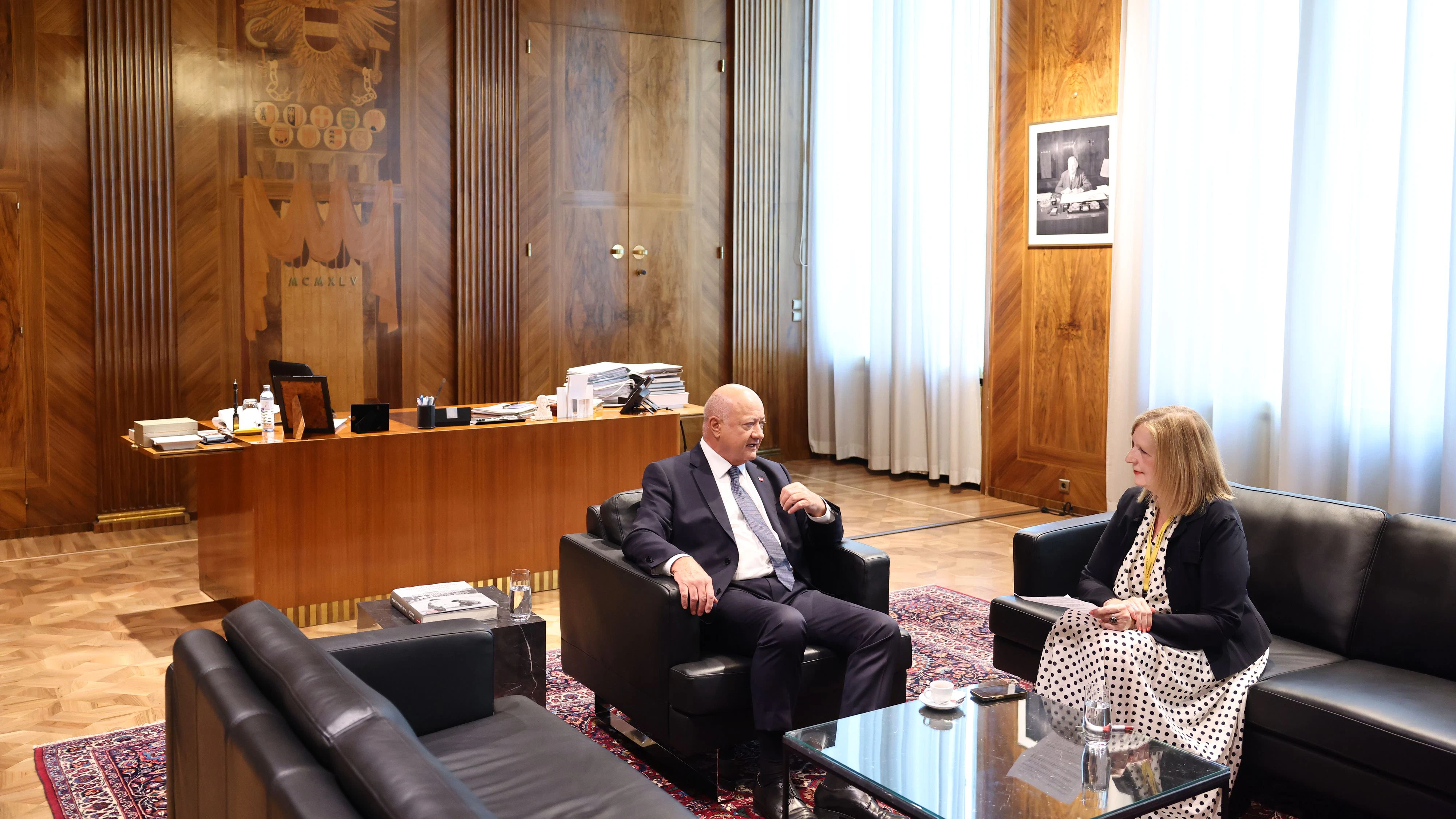 Bundeskanzler Christian Stocker im Interview mit Angela Sellner ("Heute") in seinem Büro im Kanzleramt.