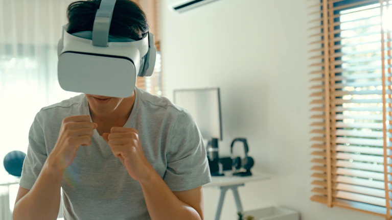 Beim Computerspielen den Körper trainieren und Kalorien abbauen? Das geht besser als man denkt – wenn man bewegungsintensive VR-Spiele auswählt. Wirklich effektiv wird es aber, wenn man virtuelles Training mit echten Gewichten oder Widerständen kombiniert.