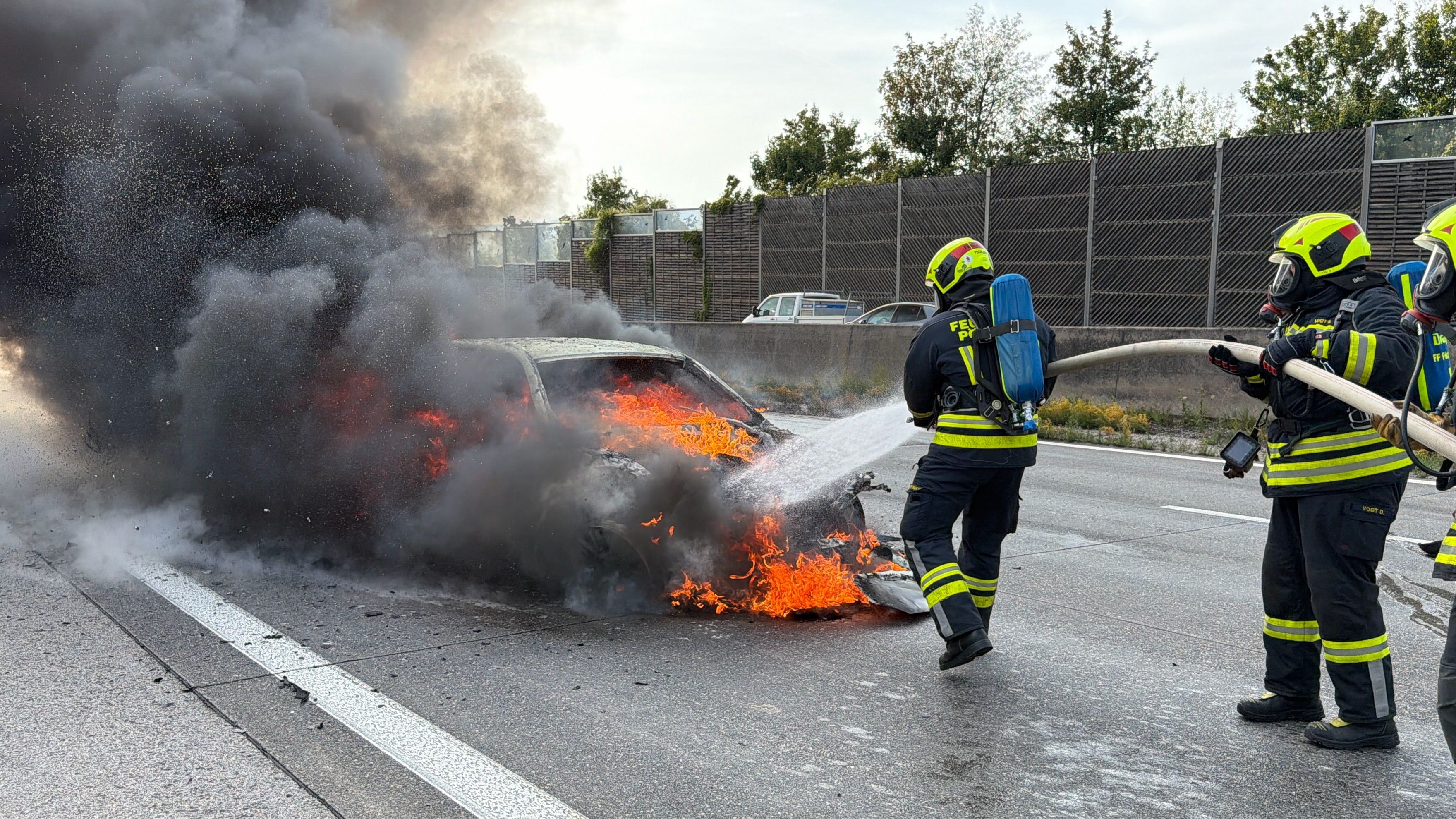 Mitten im Stau geriet plötzlich ein Pkw in Brand.