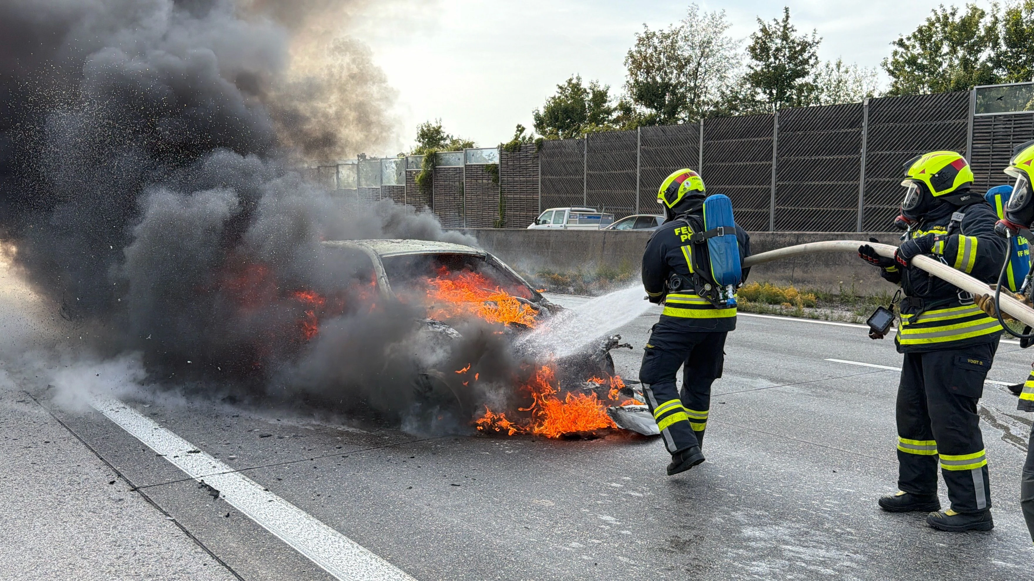 Mitten im Stau geriet plötzlich ein Pkw in Brand.